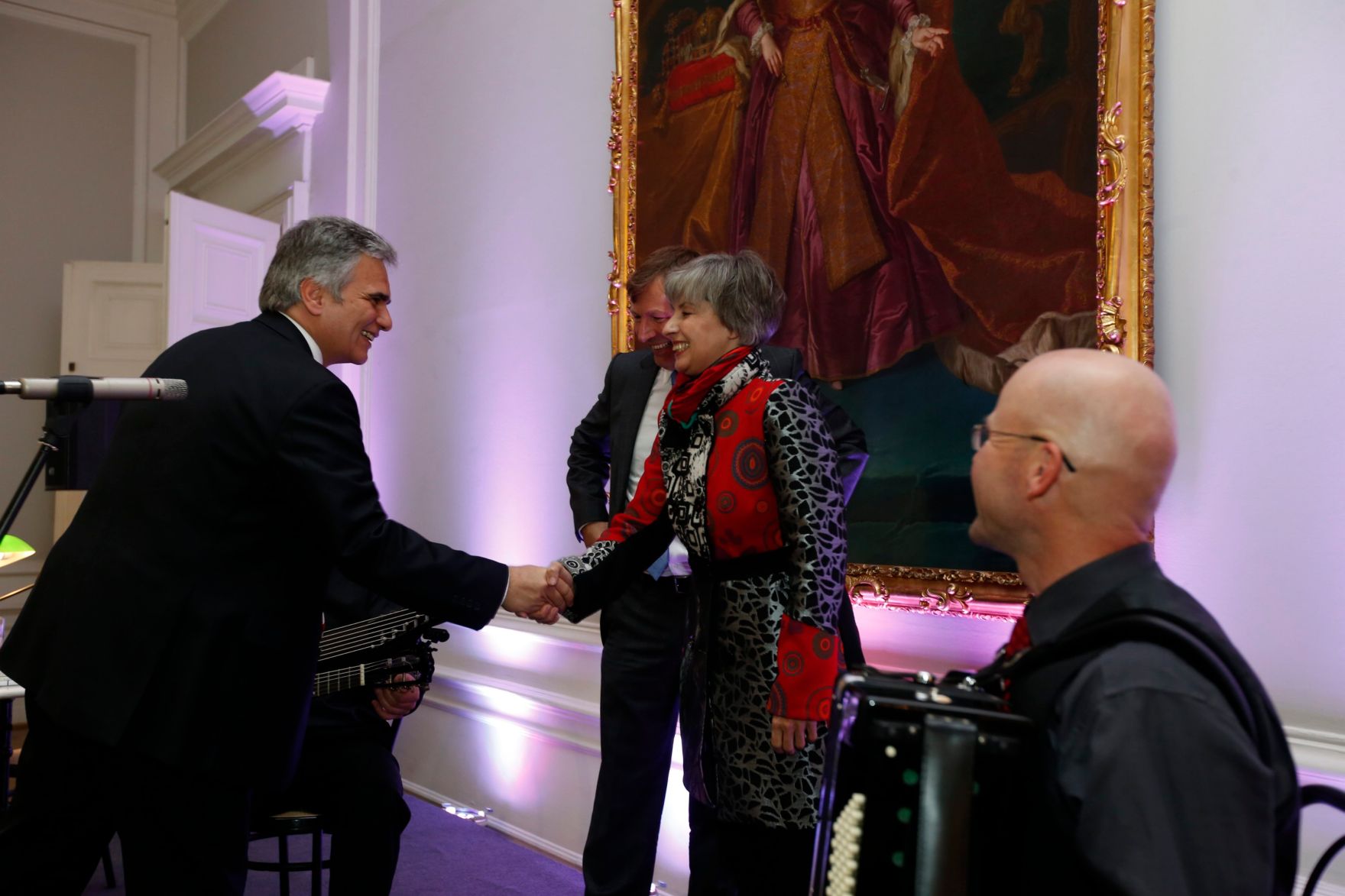 Am 26. Oktober 2013 empfing Bundeskanzler Werner Faymann im Rahmen des Nationalfeiertages Besucherinnen und Besucher im Bundeskanzleramt.