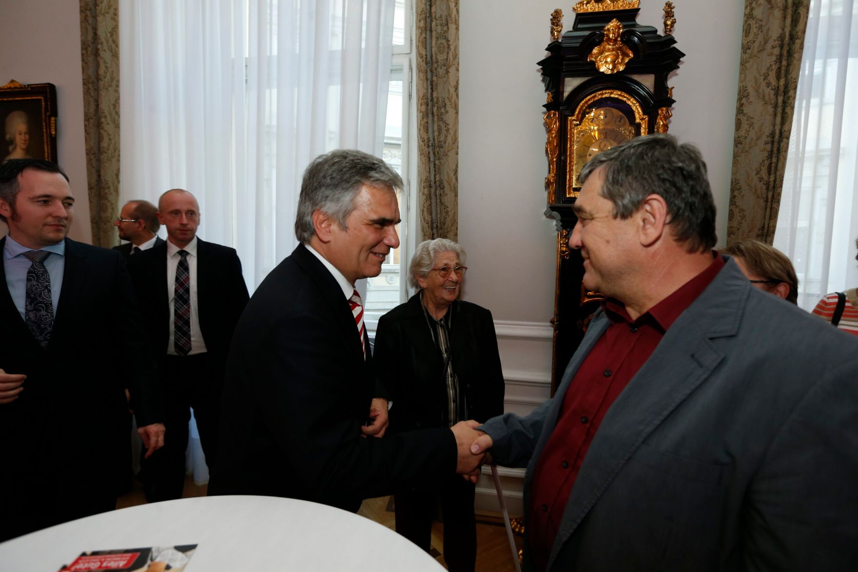 Am 26. Oktober 2013 empfing Bundeskanzler Werner Faymann im Rahmen des Nationalfeiertages Besucherinnen und Besucher im Bundeskanzleramt.