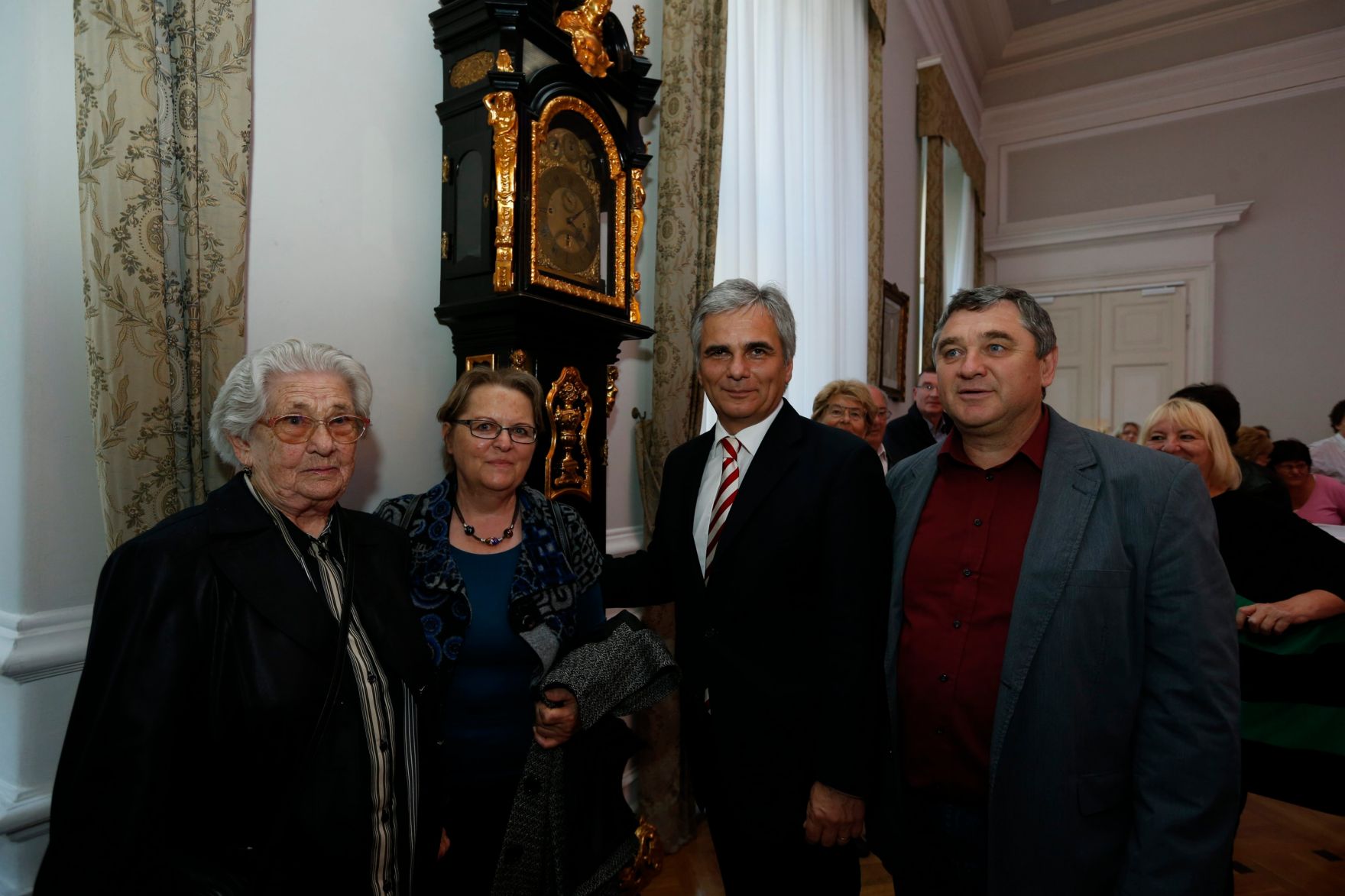 Am 26. Oktober 2013 empfing Bundeskanzler Werner Faymann im Rahmen des Nationalfeiertages Besucherinnen und Besucher im Bundeskanzleramt.