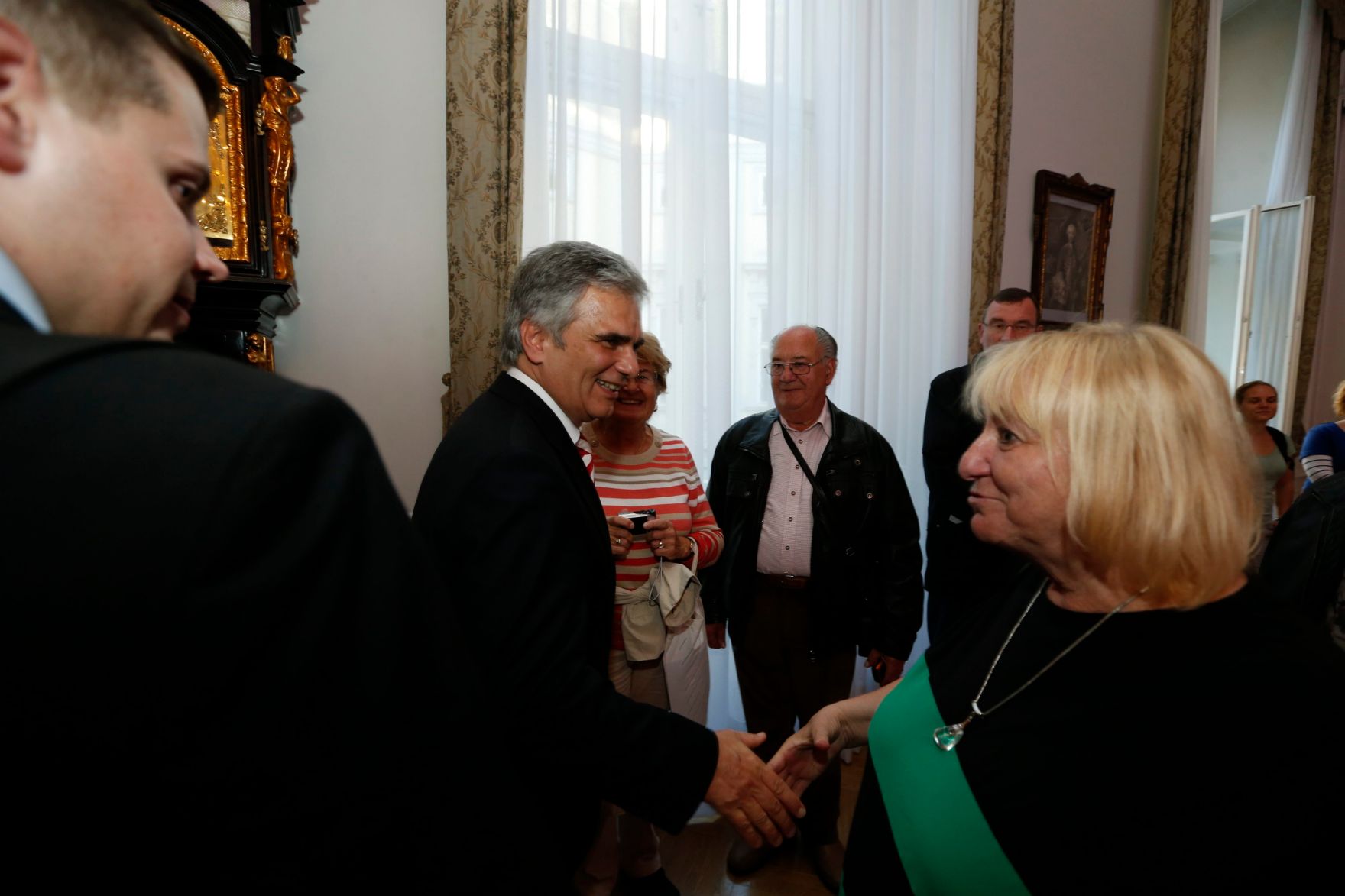 Am 26. Oktober 2013 empfing Bundeskanzler Werner Faymann im Rahmen des Nationalfeiertages Besucherinnen und Besucher im Bundeskanzleramt.