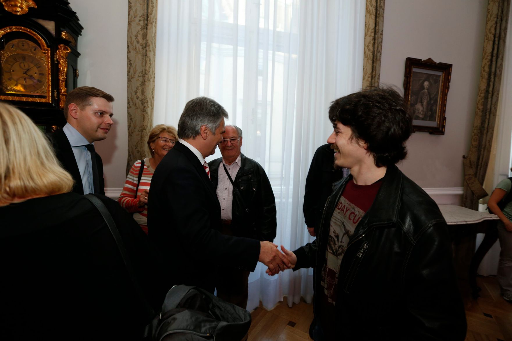 Am 26. Oktober 2013 empfing Bundeskanzler Werner Faymann im Rahmen des Nationalfeiertages Besucherinnen und Besucher im Bundeskanzleramt.