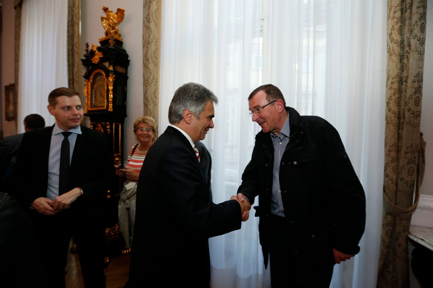 Am 26. Oktober 2013 empfing Bundeskanzler Werner Faymann im Rahmen des Nationalfeiertages Besucherinnen und Besucher im Bundeskanzleramt.