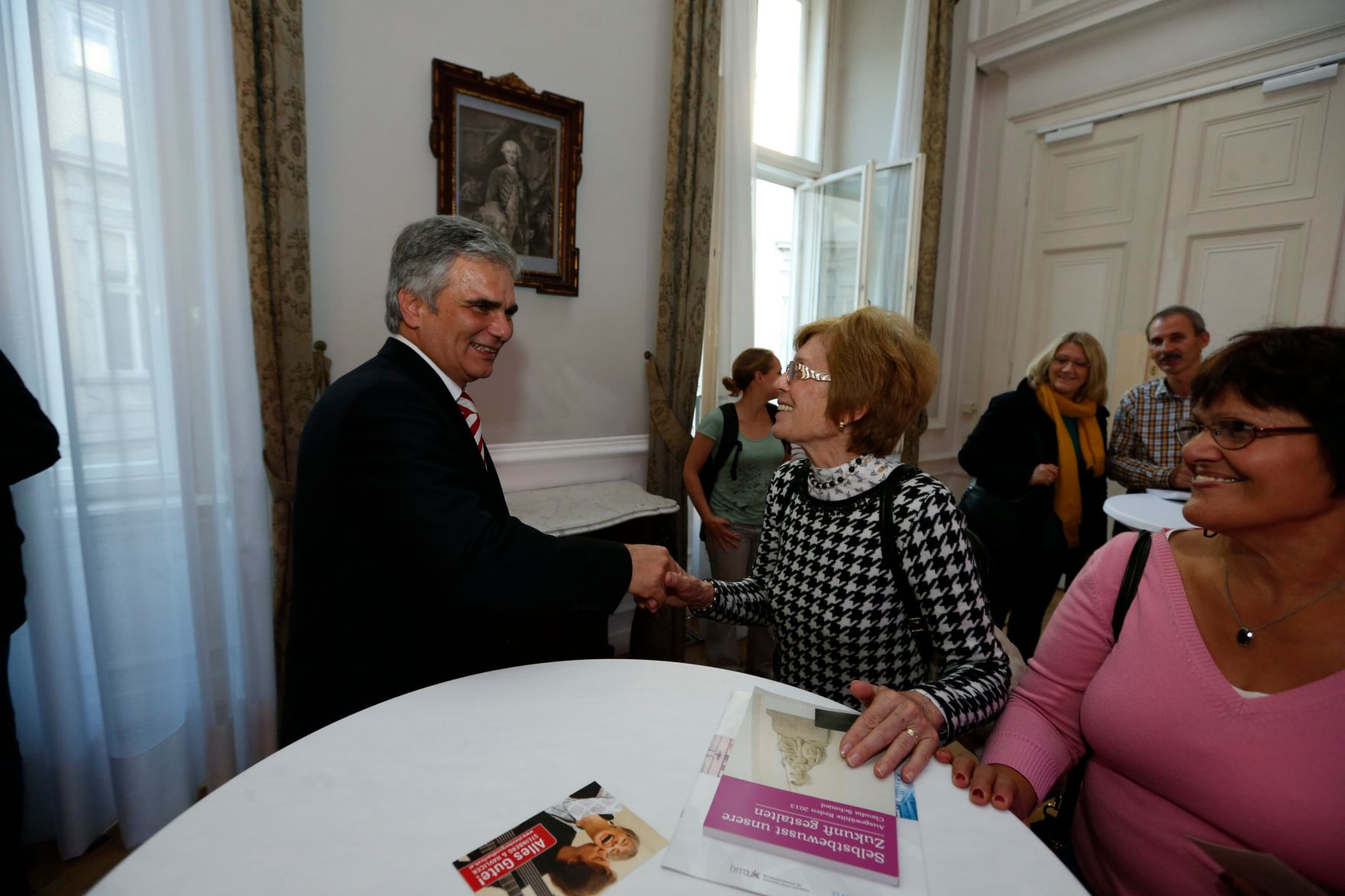 Am 26. Oktober 2013 empfing Bundeskanzler Werner Faymann im Rahmen des Nationalfeiertages Besucherinnen und Besucher im Bundeskanzleramt.