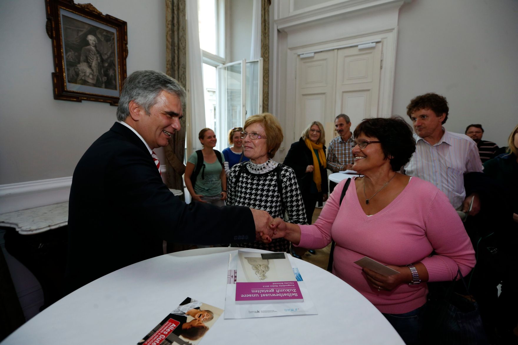Am 26. Oktober 2013 empfing Bundeskanzler Werner Faymann im Rahmen des Nationalfeiertages Besucherinnen und Besucher im Bundeskanzleramt.