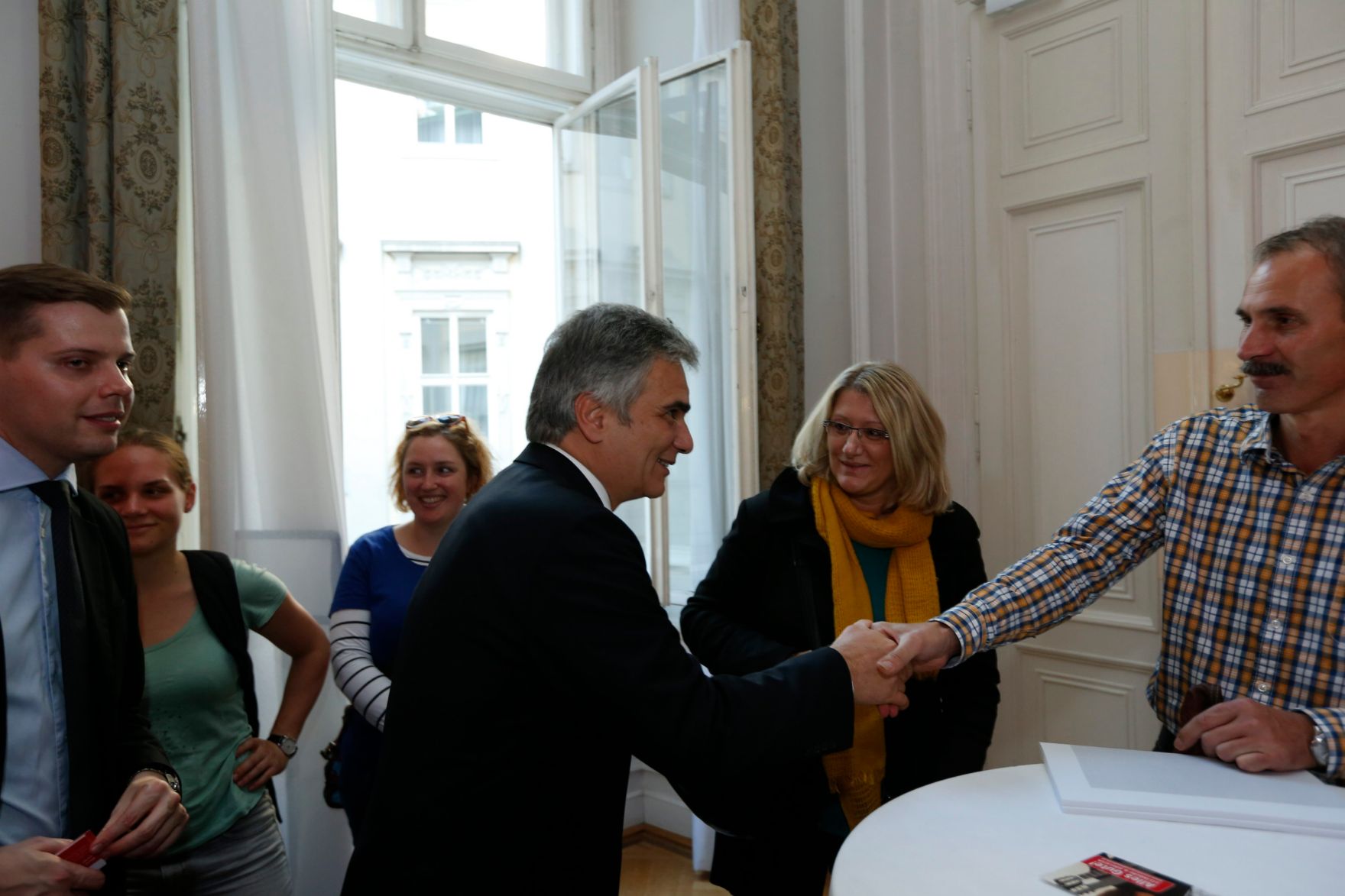 Am 26. Oktober 2013 empfing Bundeskanzler Werner Faymann im Rahmen des Nationalfeiertages Besucherinnen und Besucher im Bundeskanzleramt.