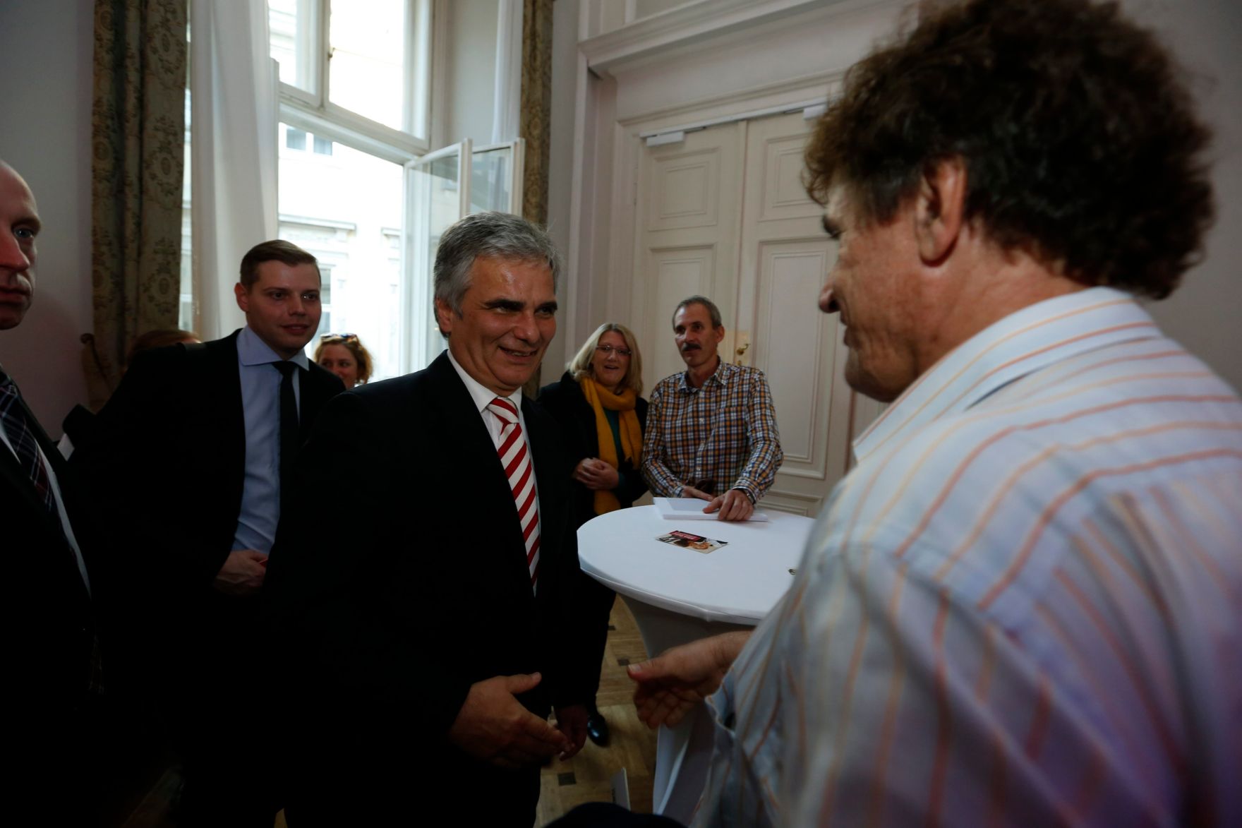 Am 26. Oktober 2013 empfing Bundeskanzler Werner Faymann im Rahmen des Nationalfeiertages Besucherinnen und Besucher im Bundeskanzleramt.