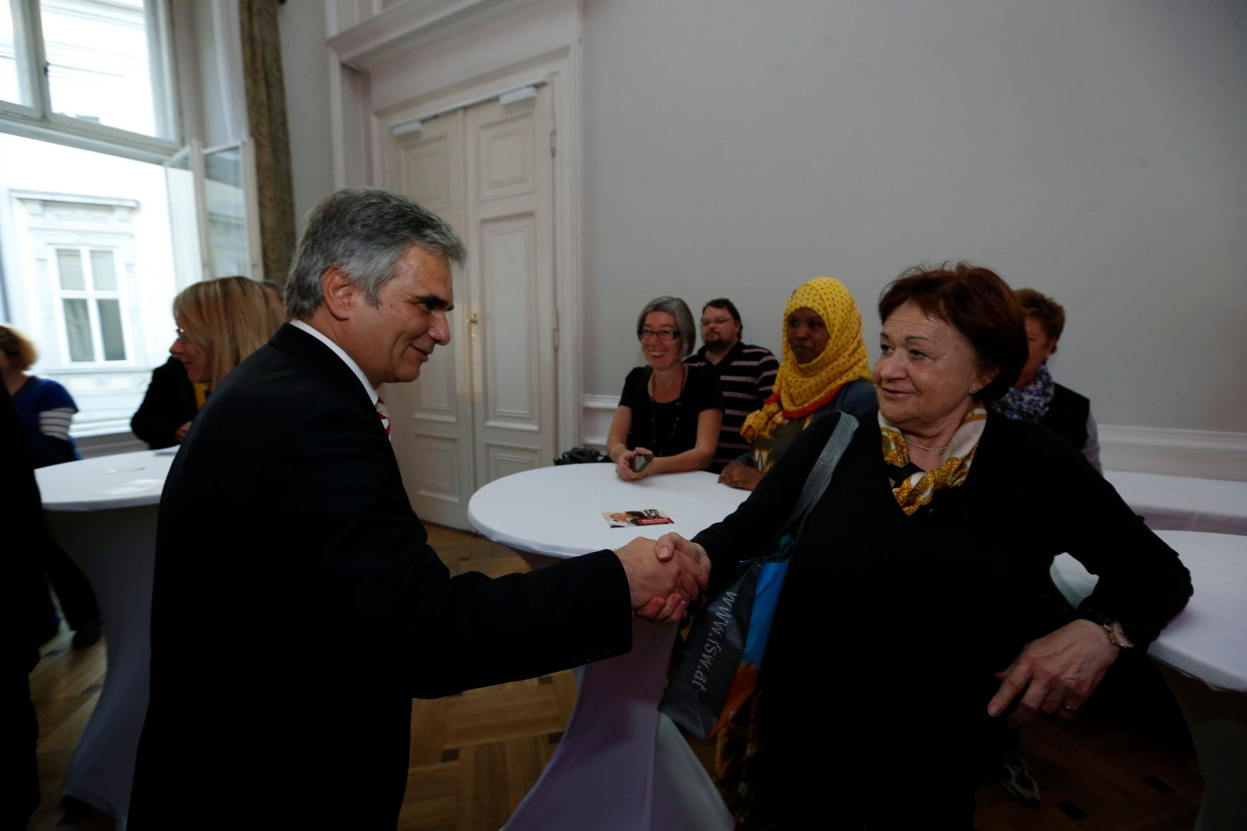 Am 26. Oktober 2013 empfing Bundeskanzler Werner Faymann im Rahmen des Nationalfeiertages Besucherinnen und Besucher im Bundeskanzleramt.
