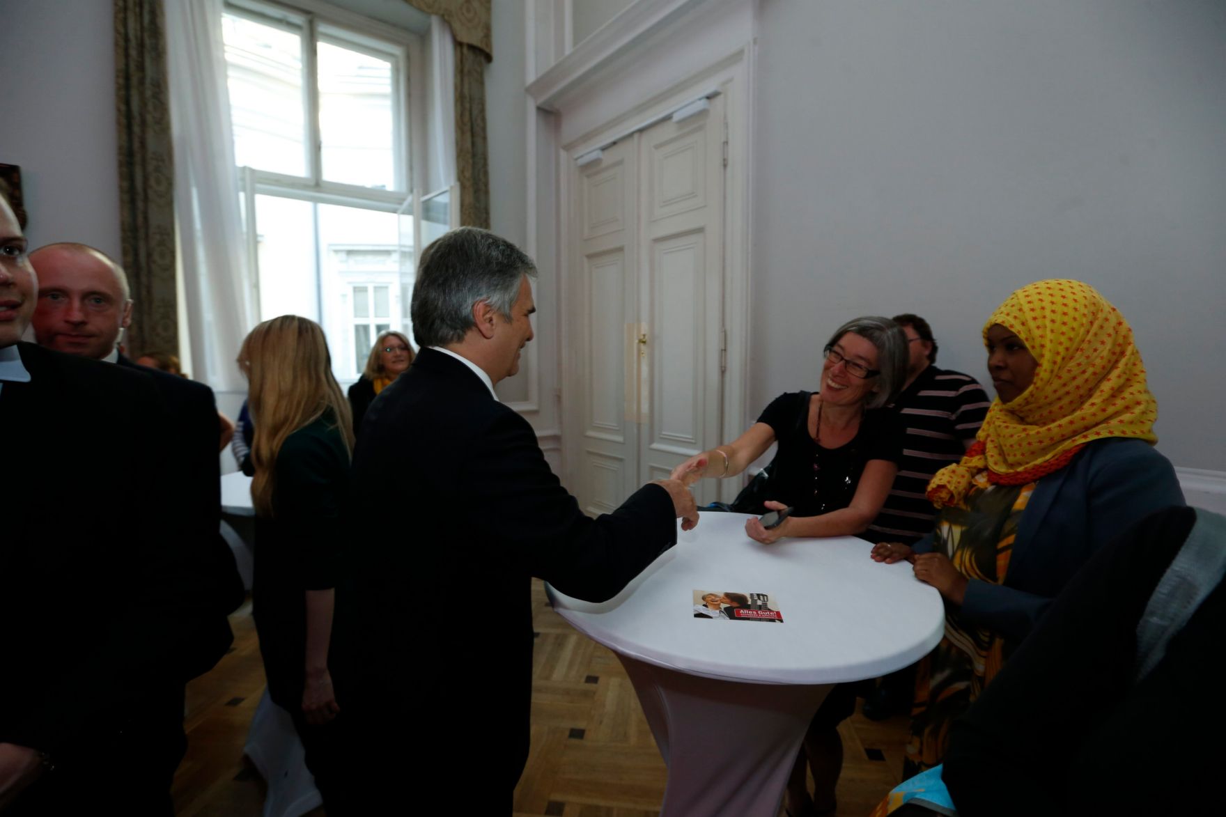 Am 26. Oktober 2013 empfing Bundeskanzler Werner Faymann im Rahmen des Nationalfeiertages Besucherinnen und Besucher im Bundeskanzleramt.