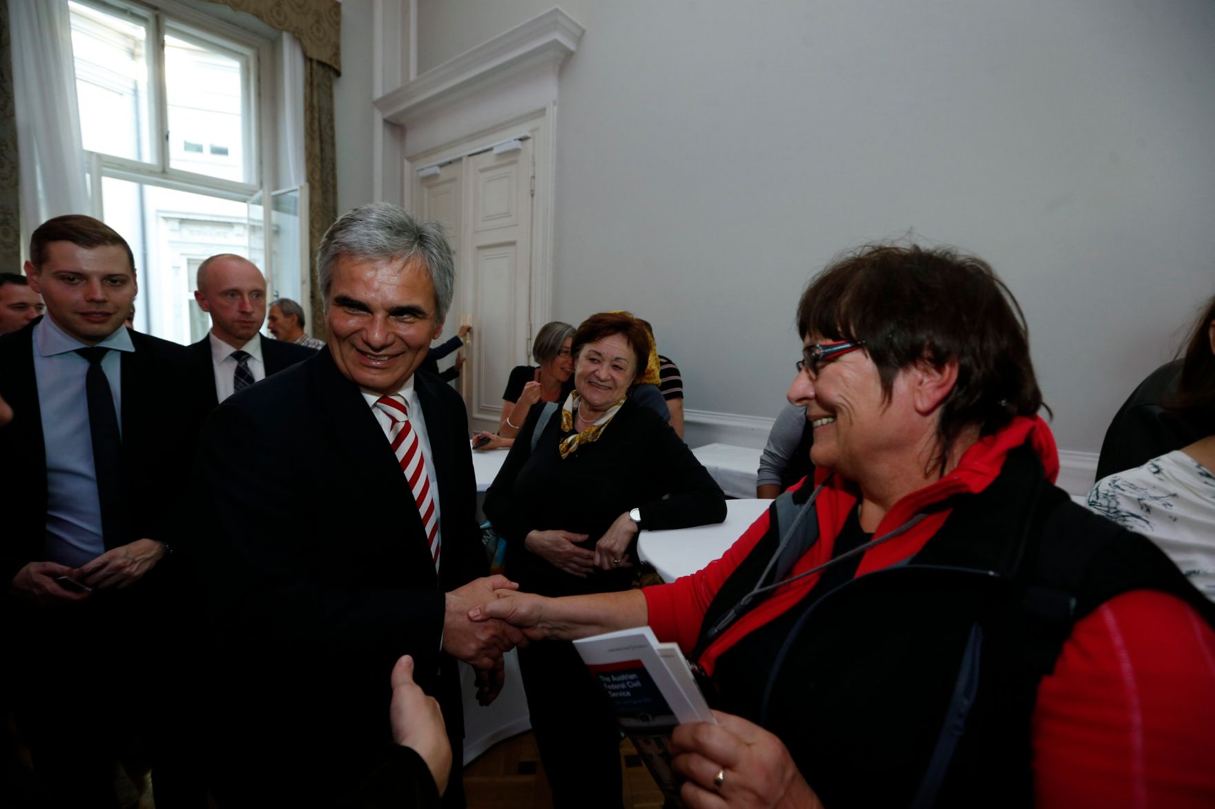 Am 26. Oktober 2013 empfing Bundeskanzler Werner Faymann im Rahmen des Nationalfeiertages Besucherinnen und Besucher im Bundeskanzleramt.