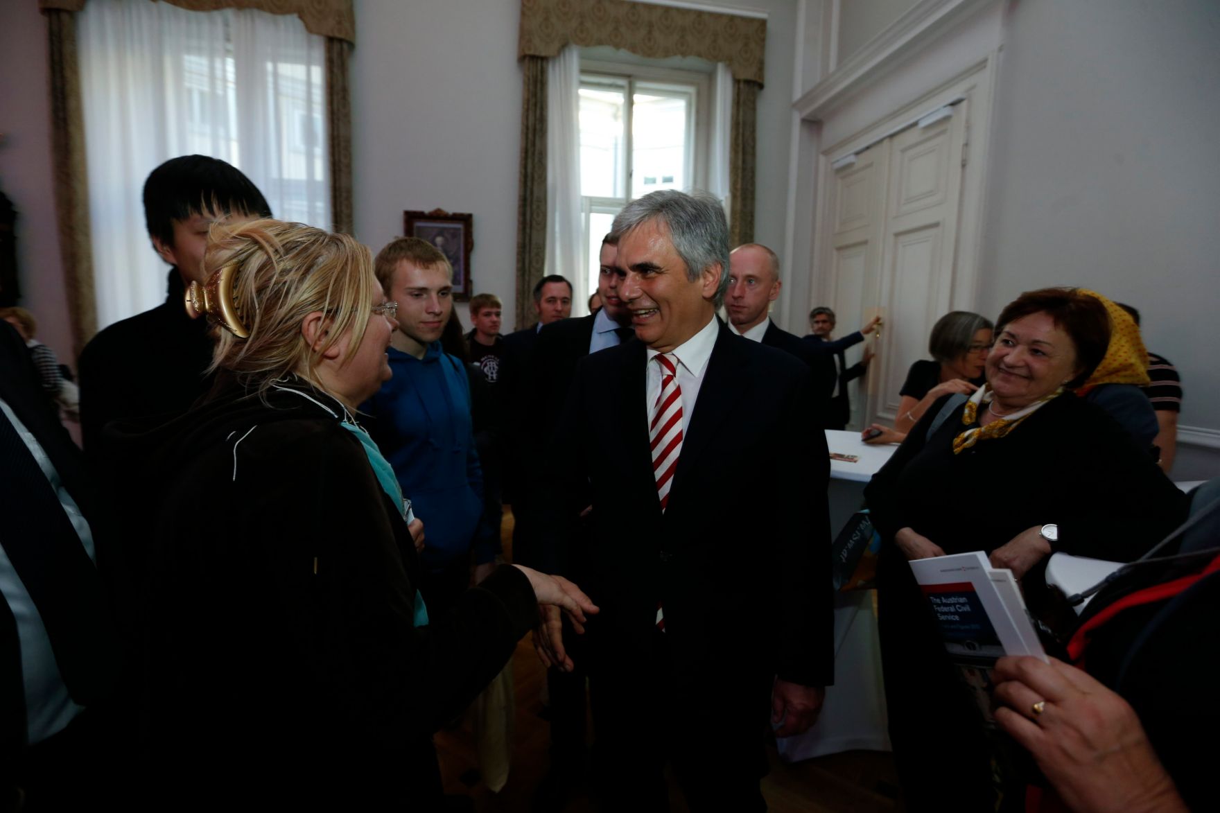 Am 26. Oktober 2013 empfing Bundeskanzler Werner Faymann im Rahmen des Nationalfeiertages Besucherinnen und Besucher im Bundeskanzleramt.