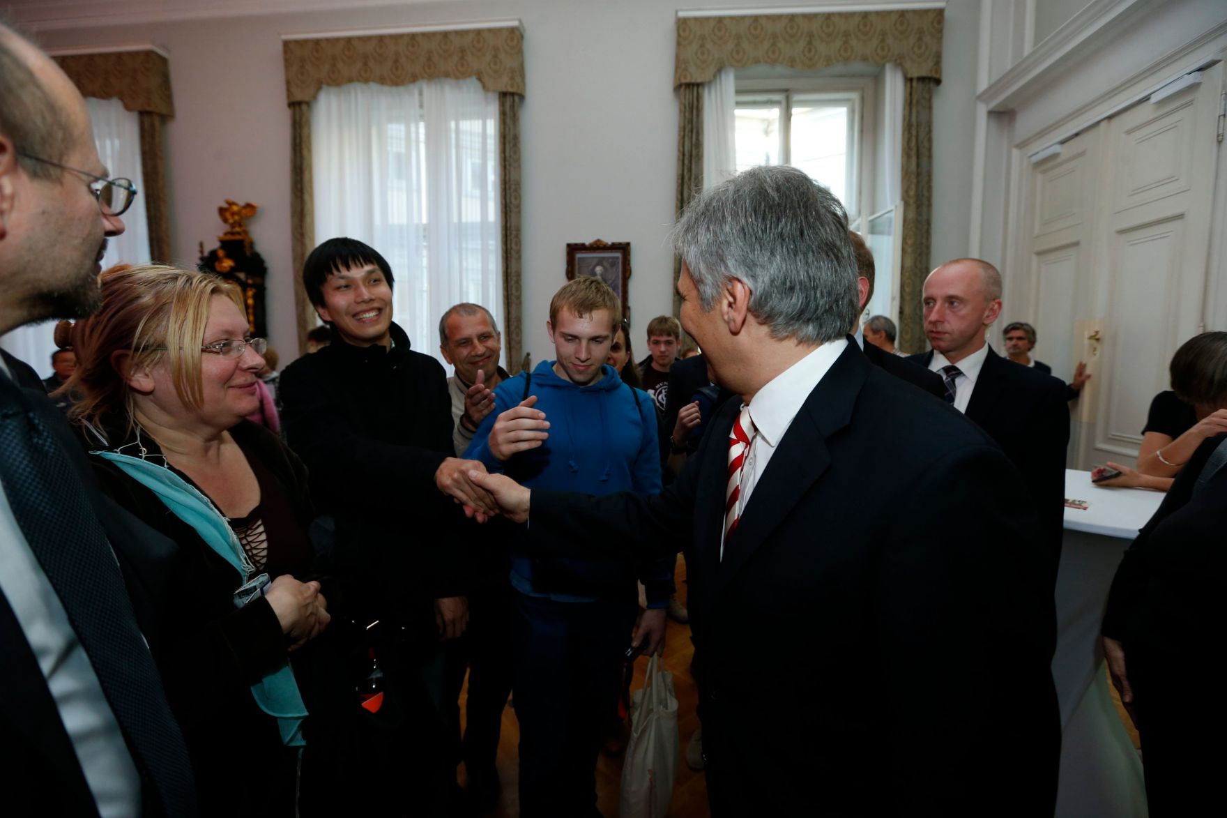 Am 26. Oktober 2013 empfing Bundeskanzler Werner Faymann im Rahmen des Nationalfeiertages Besucherinnen und Besucher im Bundeskanzleramt.