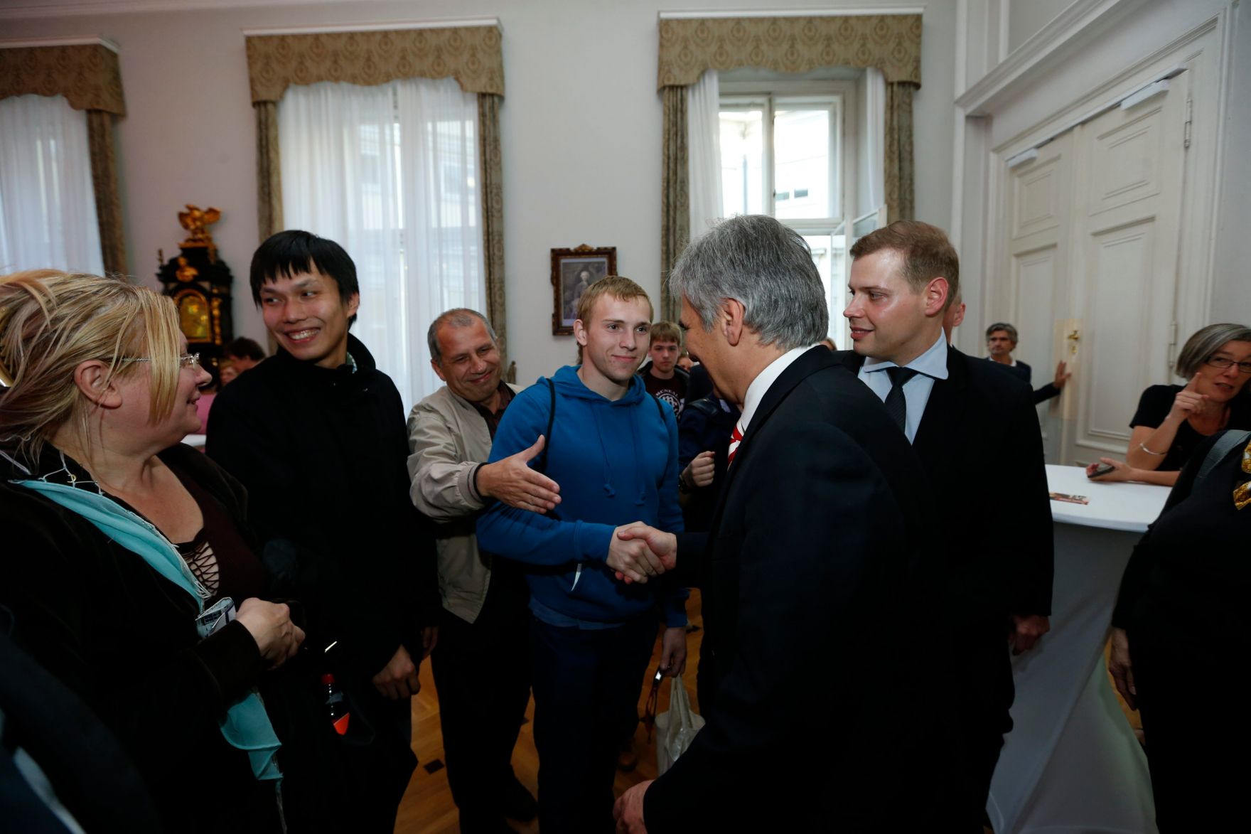 Am 26. Oktober 2013 empfing Bundeskanzler Werner Faymann im Rahmen des Nationalfeiertages Besucherinnen und Besucher im Bundeskanzleramt.