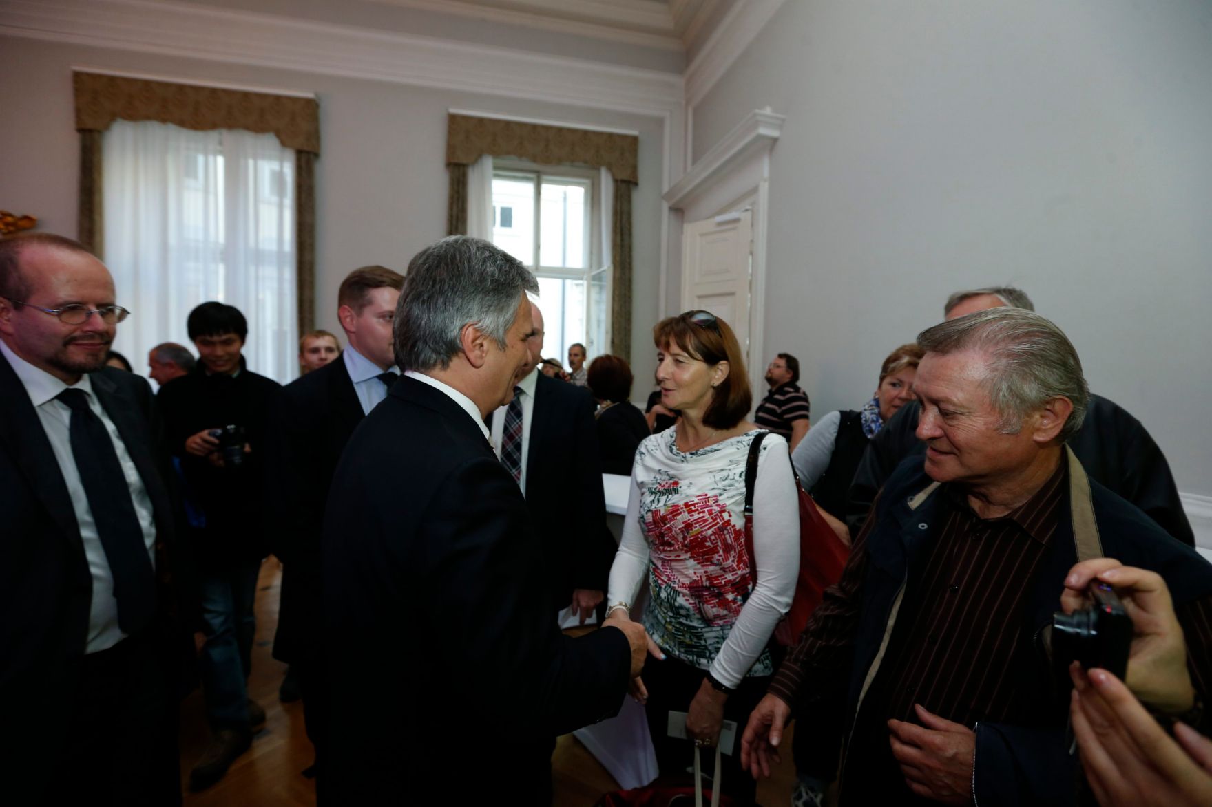 Am 26. Oktober 2013 empfing Bundeskanzler Werner Faymann im Rahmen des Nationalfeiertages Besucherinnen und Besucher im Bundeskanzleramt.