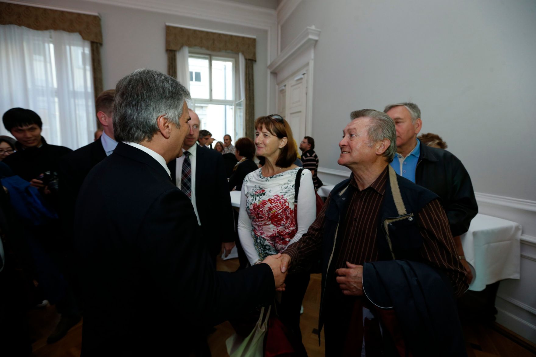 Am 26. Oktober 2013 empfing Bundeskanzler Werner Faymann im Rahmen des Nationalfeiertages Besucherinnen und Besucher im Bundeskanzleramt.