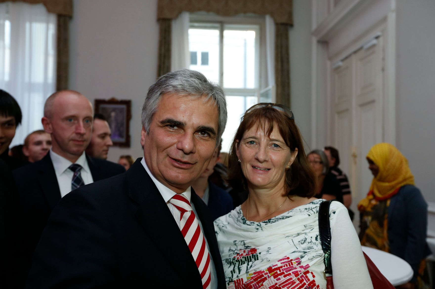 Am 26. Oktober 2013 empfing Bundeskanzler Werner Faymann im Rahmen des Nationalfeiertages Besucherinnen und Besucher im Bundeskanzleramt.