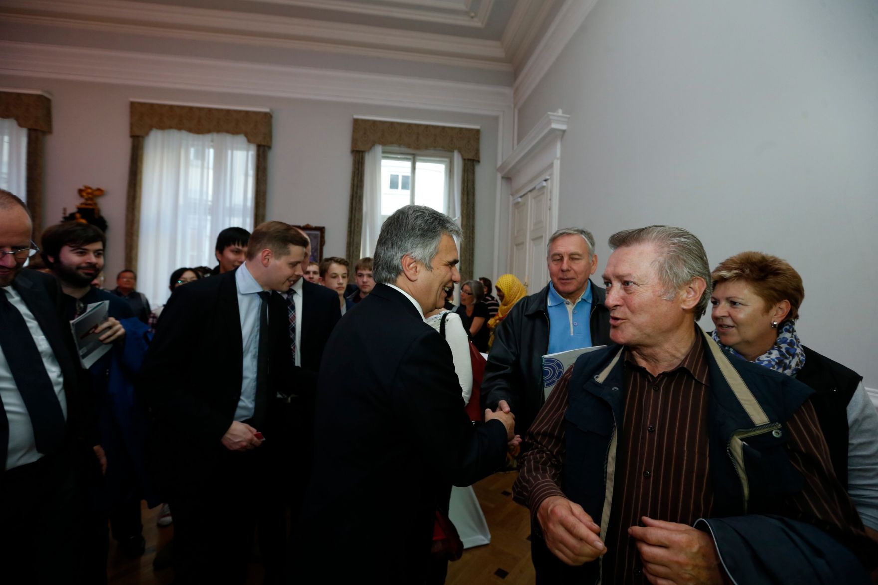 Am 26. Oktober 2013 empfing Bundeskanzler Werner Faymann im Rahmen des Nationalfeiertages Besucherinnen und Besucher im Bundeskanzleramt.