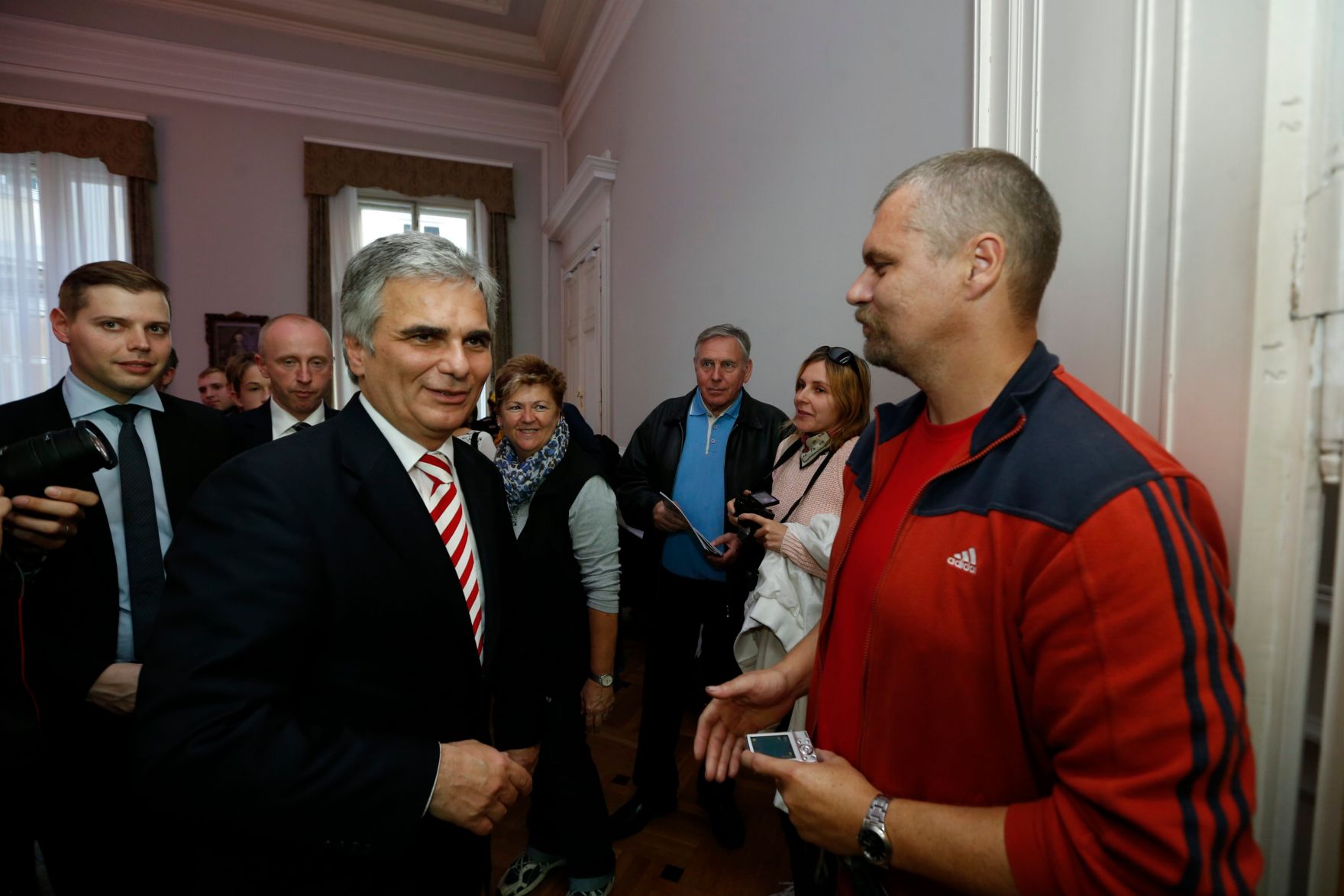 Am 26. Oktober 2013 empfing Bundeskanzler Werner Faymann im Rahmen des Nationalfeiertages Besucherinnen und Besucher im Bundeskanzleramt.