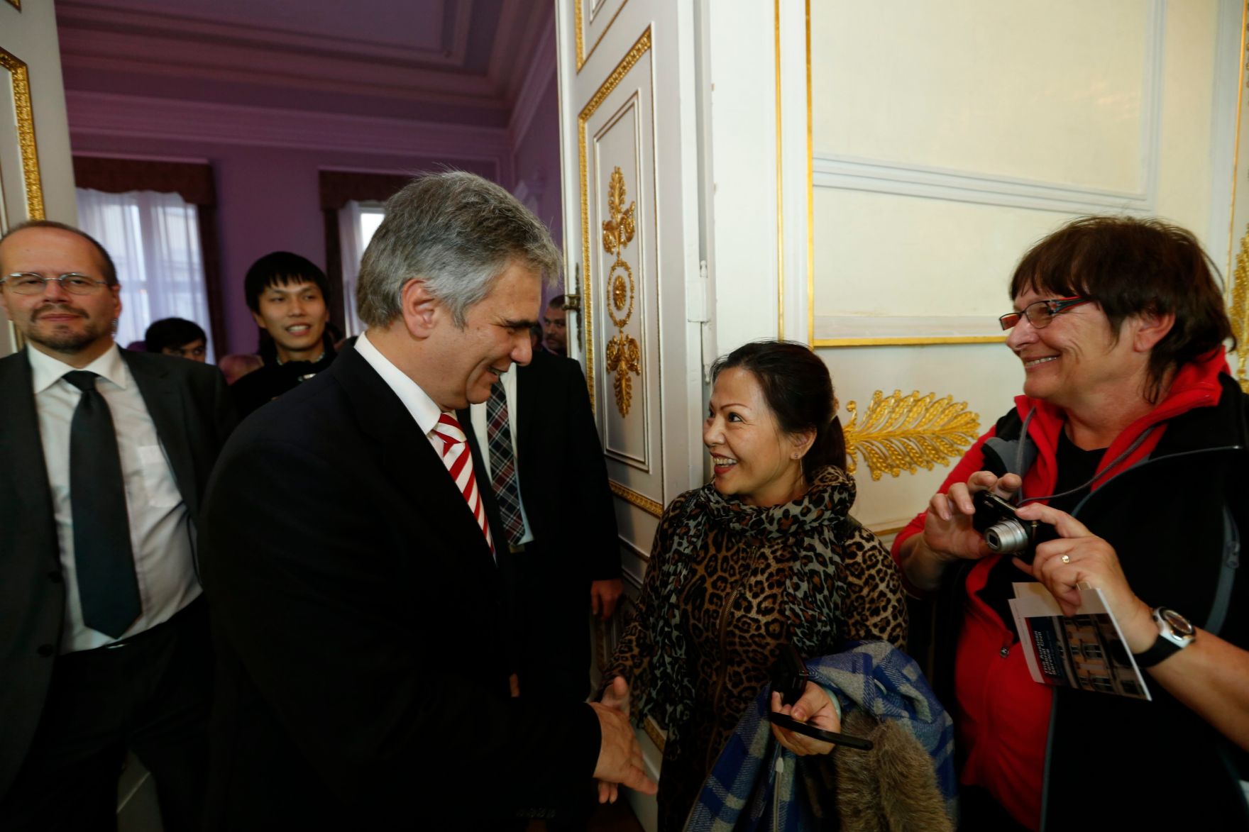 Am 26. Oktober 2013 empfing Bundeskanzler Werner Faymann im Rahmen des Nationalfeiertages Besucherinnen und Besucher im Bundeskanzleramt.