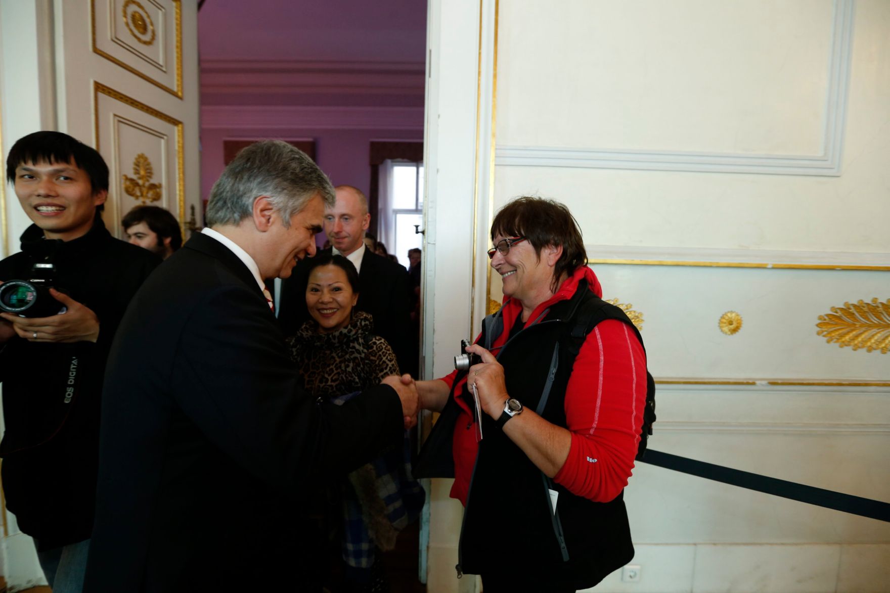Am 26. Oktober 2013 empfing Bundeskanzler Werner Faymann im Rahmen des Nationalfeiertages Besucherinnen und Besucher im Bundeskanzleramt.