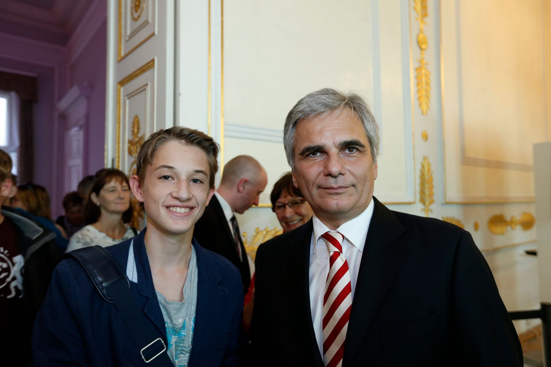 Am 26. Oktober 2013 empfing Bundeskanzler Werner Faymann im Rahmen des Nationalfeiertages Besucherinnen und Besucher im Bundeskanzleramt.