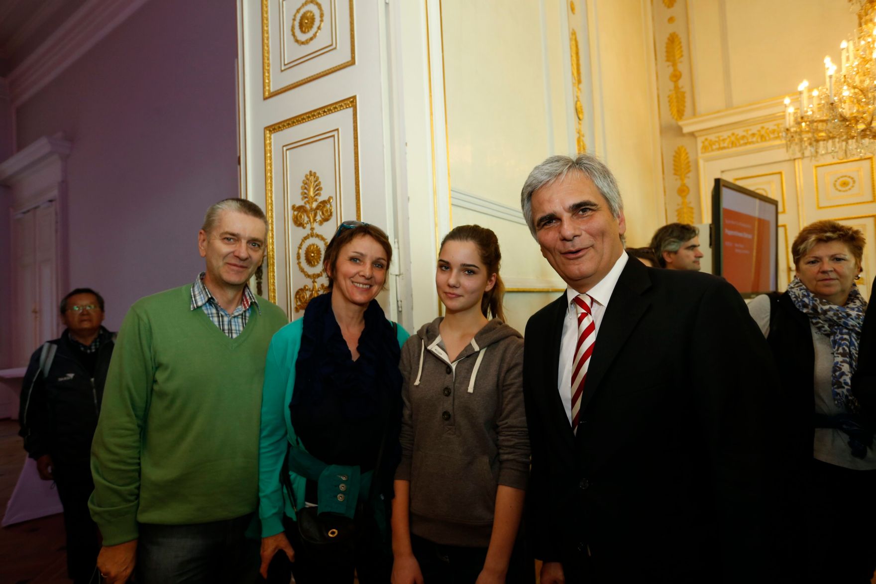 Am 26. Oktober 2013 empfing Bundeskanzler Werner Faymann im Rahmen des Nationalfeiertages Besucherinnen und Besucher im Bundeskanzleramt.