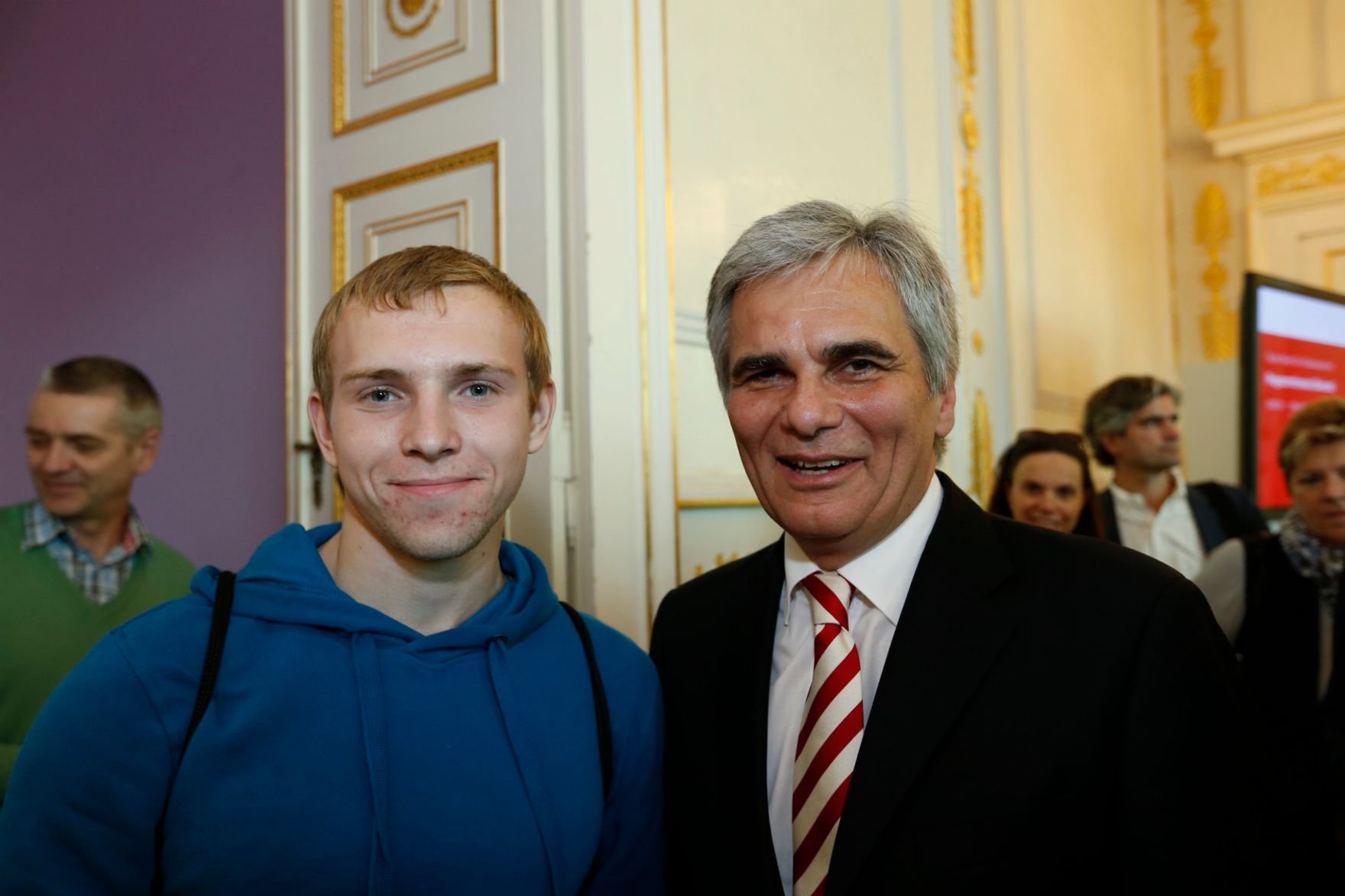 Am 26. Oktober 2013 empfing Bundeskanzler Werner Faymann im Rahmen des Nationalfeiertages Besucherinnen und Besucher im Bundeskanzleramt.