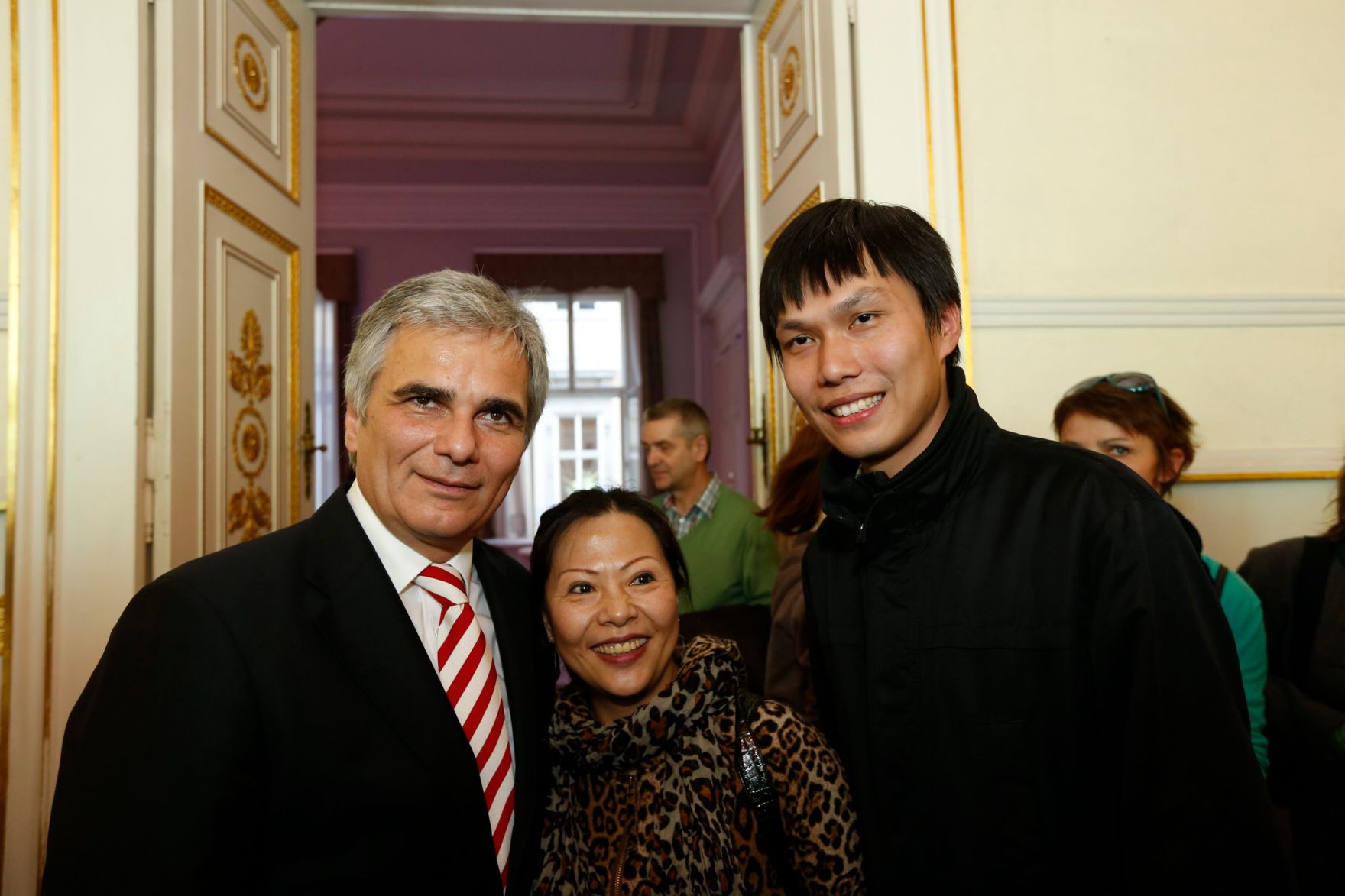 Am 26. Oktober 2013 empfing Bundeskanzler Werner Faymann im Rahmen des Nationalfeiertages Besucherinnen und Besucher im Bundeskanzleramt.