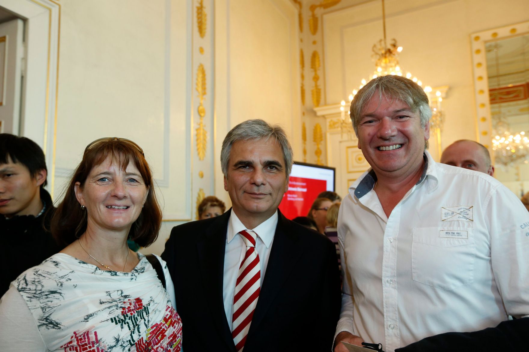 Am 26. Oktober 2013 empfing Bundeskanzler Werner Faymann im Rahmen des Nationalfeiertages Besucherinnen und Besucher im Bundeskanzleramt.