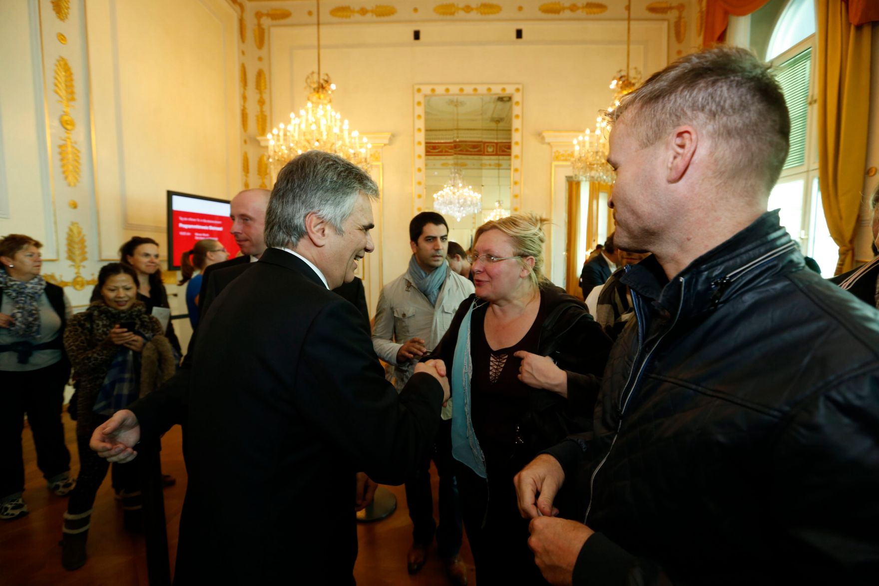 Am 26. Oktober 2013 empfing Bundeskanzler Werner Faymann im Rahmen des Nationalfeiertages Besucherinnen und Besucher im Bundeskanzleramt.