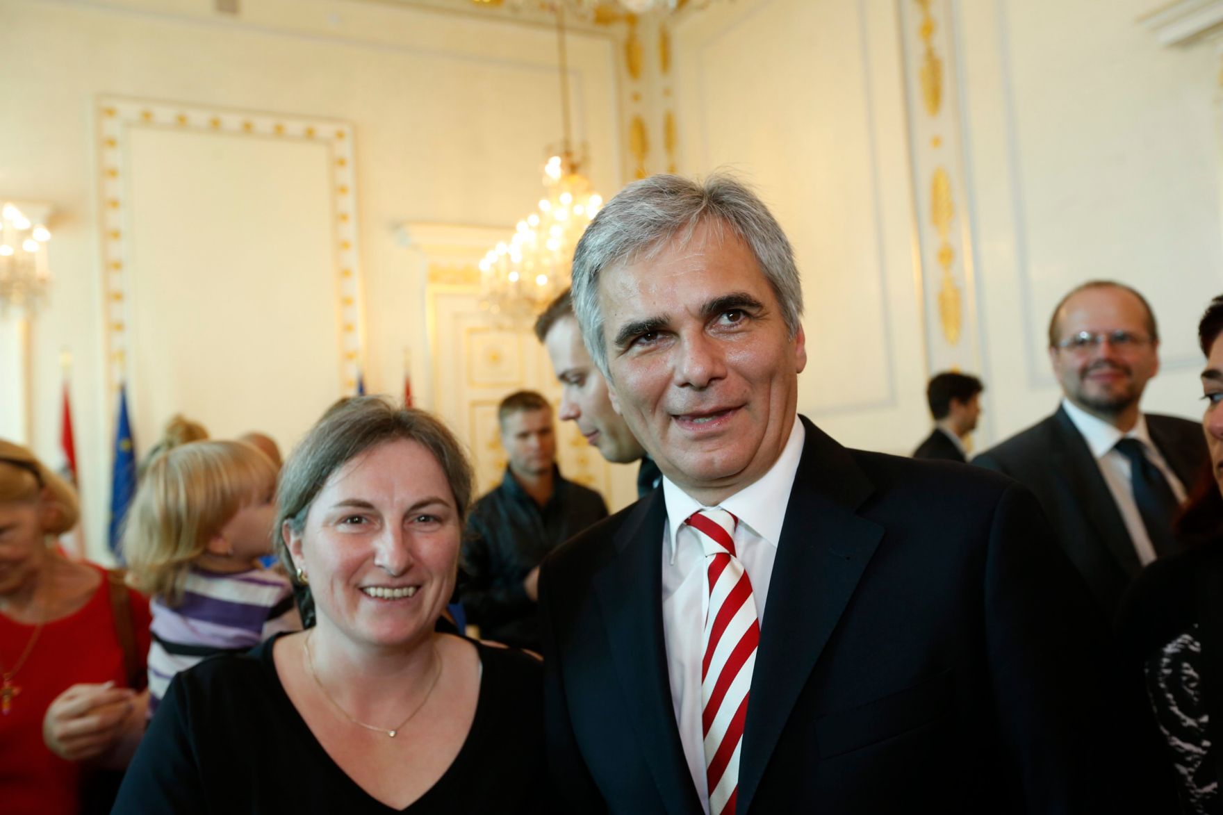 Am 26. Oktober 2013 empfing Bundeskanzler Werner Faymann im Rahmen des Nationalfeiertages Besucherinnen und Besucher im Bundeskanzleramt.