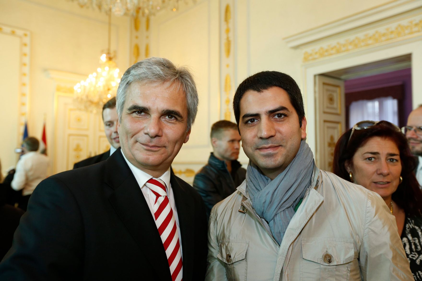 Am 26. Oktober 2013 empfing Bundeskanzler Werner Faymann im Rahmen des Nationalfeiertages Besucherinnen und Besucher im Bundeskanzleramt.