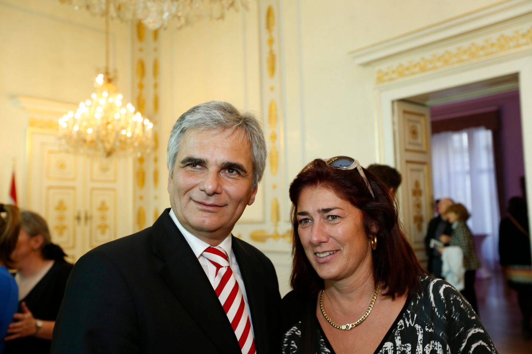 Am 26. Oktober 2013 empfing Bundeskanzler Werner Faymann im Rahmen des Nationalfeiertages Besucherinnen und Besucher im Bundeskanzleramt.