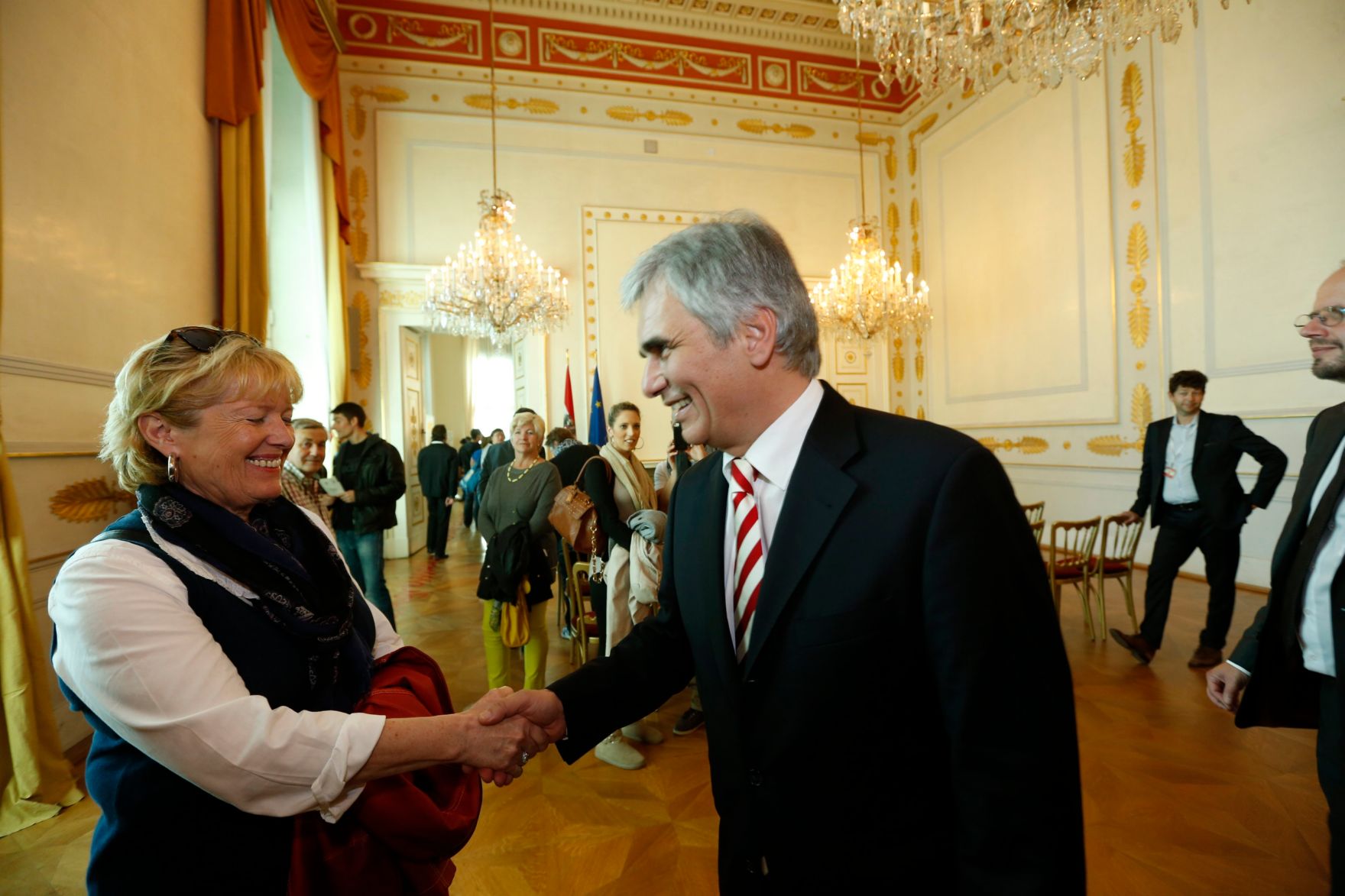 Am 26. Oktober 2013 empfing Bundeskanzler Werner Faymann im Rahmen des Nationalfeiertages Besucherinnen und Besucher im Bundeskanzleramt.
