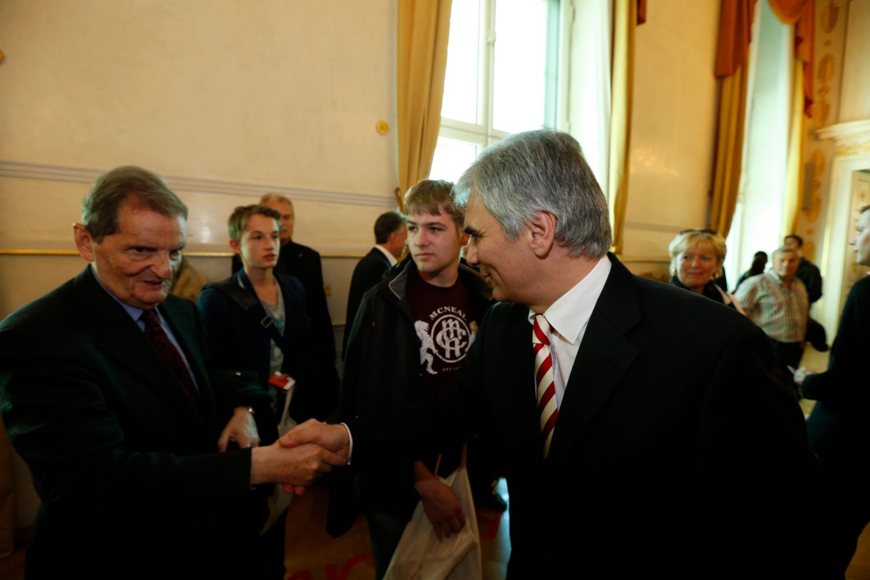 Am 26. Oktober 2013 empfing Bundeskanzler Werner Faymann im Rahmen des Nationalfeiertages Besucherinnen und Besucher im Bundeskanzleramt.