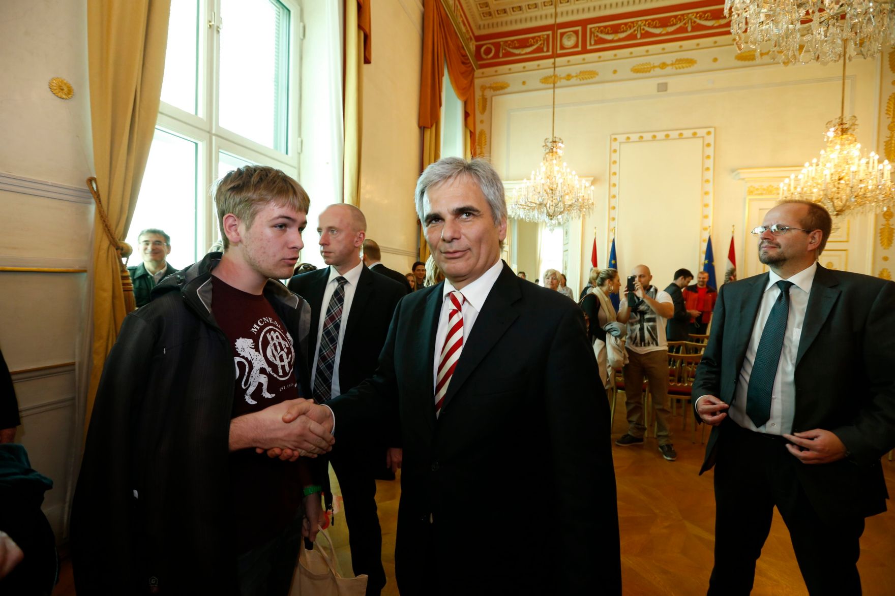 Am 26. Oktober 2013 empfing Bundeskanzler Werner Faymann im Rahmen des Nationalfeiertages Besucherinnen und Besucher im Bundeskanzleramt.