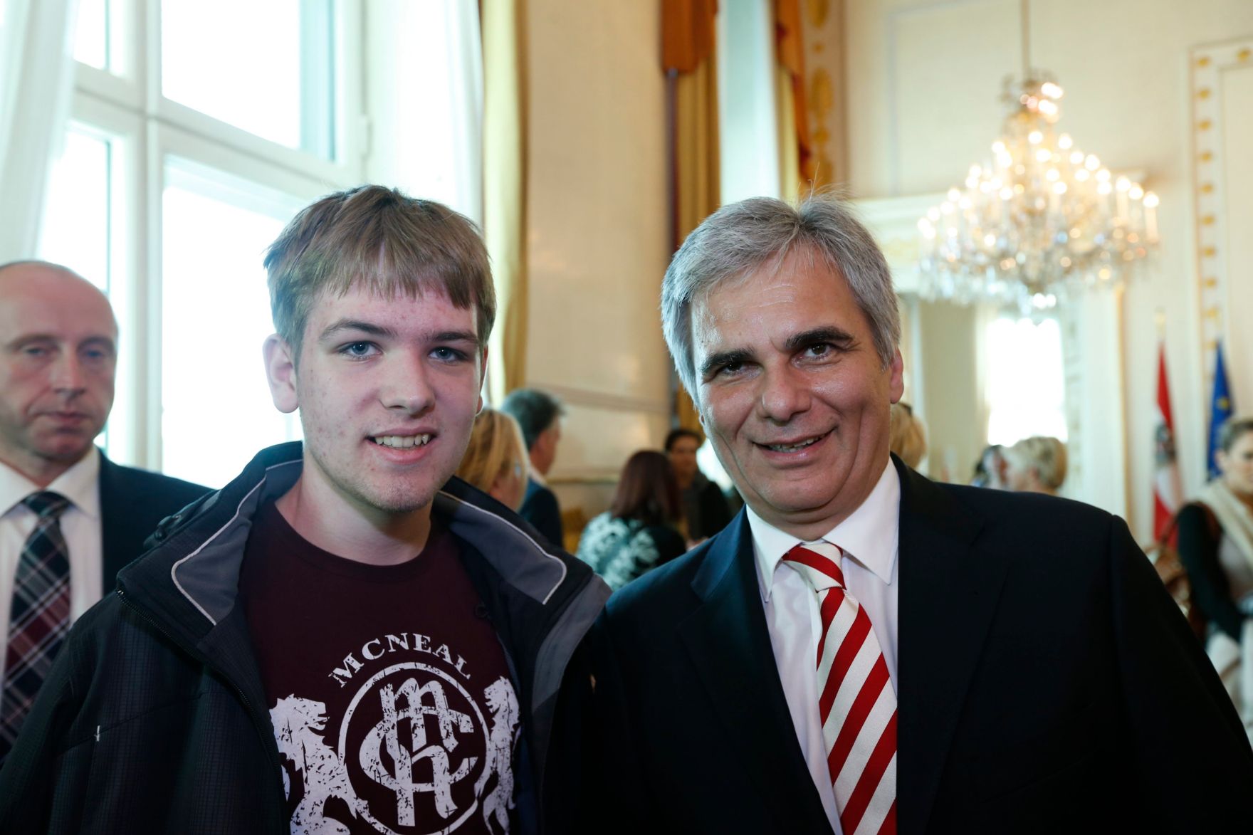 Am 26. Oktober 2013 empfing Bundeskanzler Werner Faymann im Rahmen des Nationalfeiertages Besucherinnen und Besucher im Bundeskanzleramt.