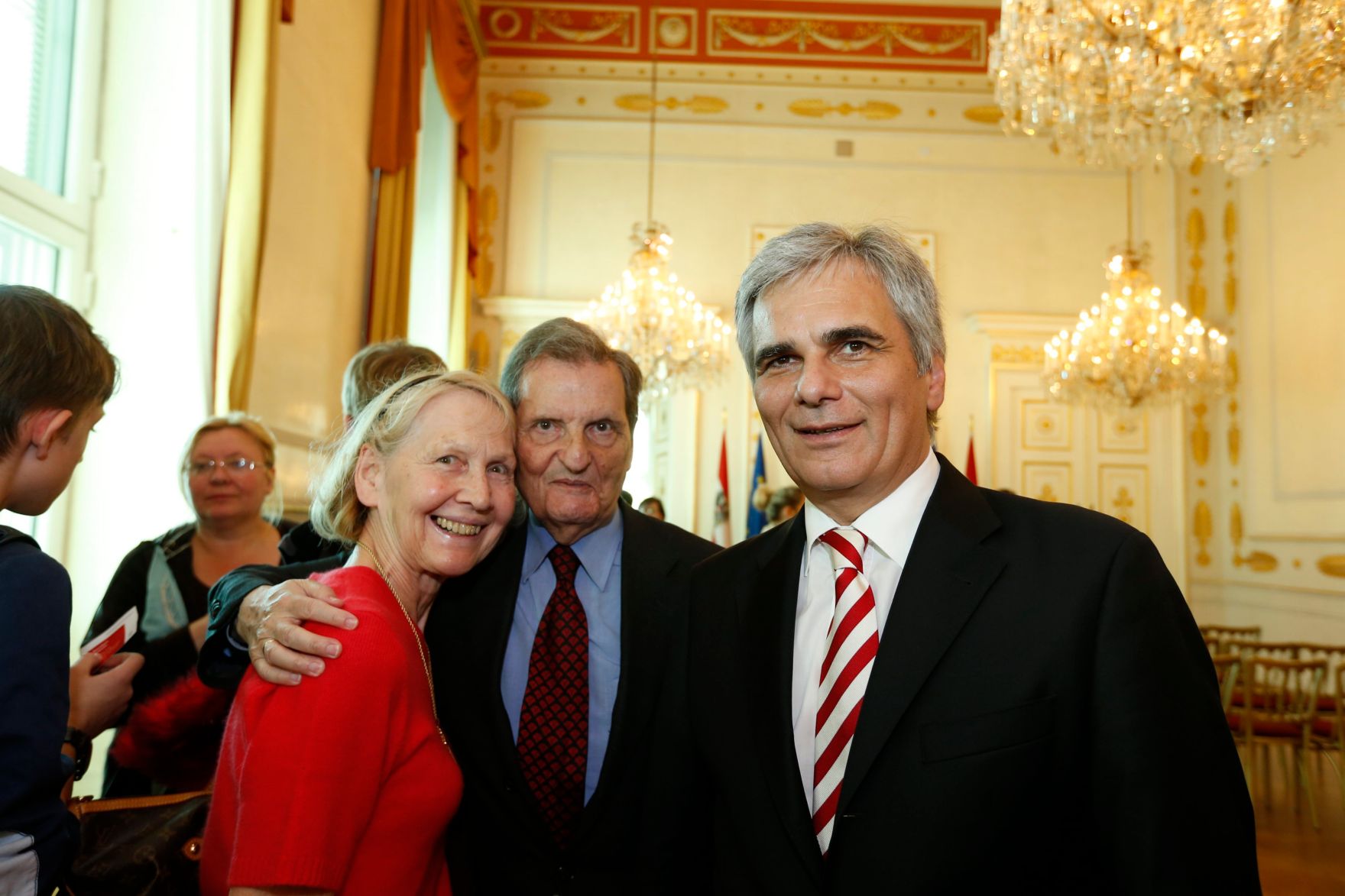 Am 26. Oktober 2013 empfing Bundeskanzler Werner Faymann im Rahmen des Nationalfeiertages Besucherinnen und Besucher im Bundeskanzleramt.