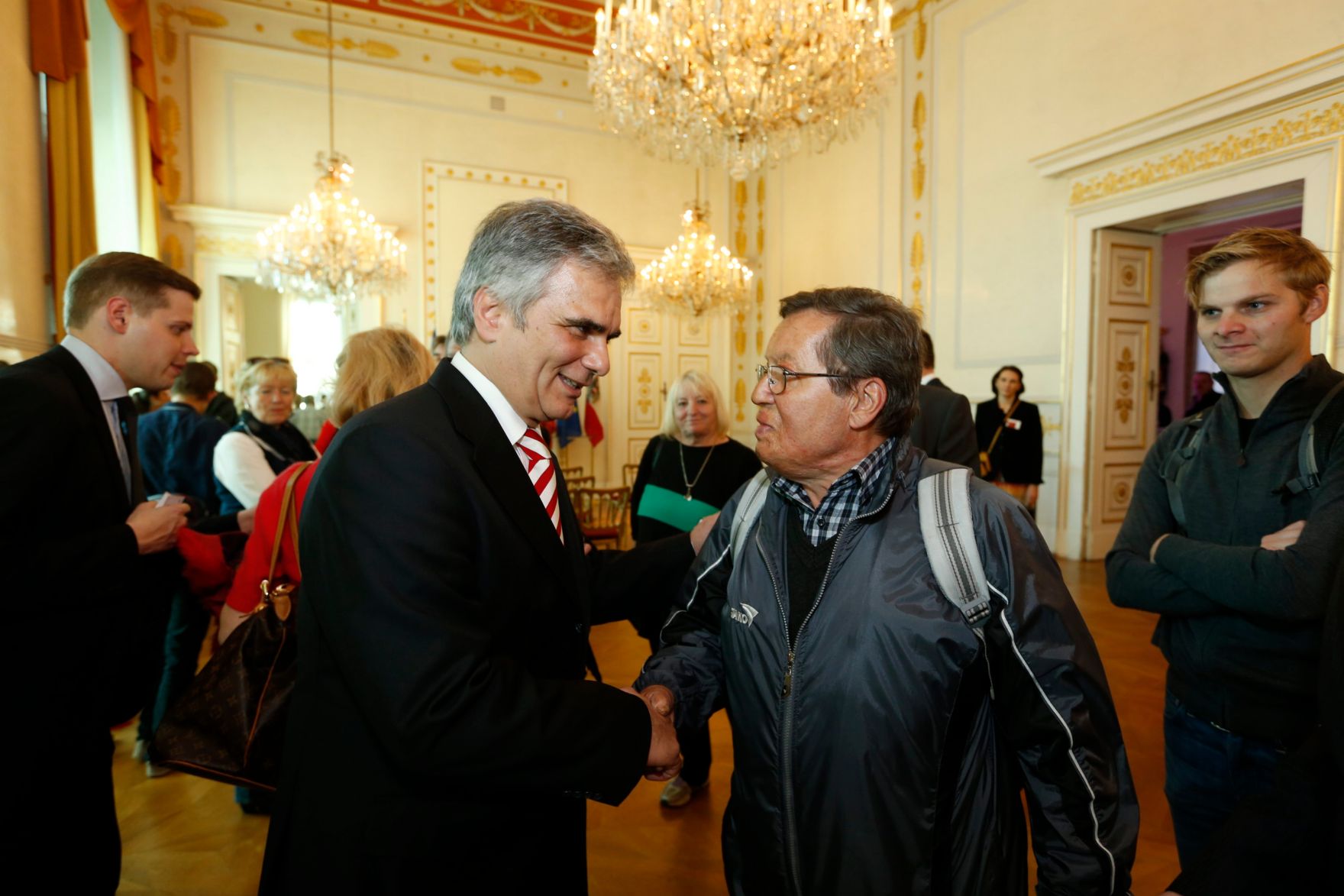 Am 26. Oktober 2013 empfing Bundeskanzler Werner Faymann im Rahmen des Nationalfeiertages Besucherinnen und Besucher im Bundeskanzleramt.