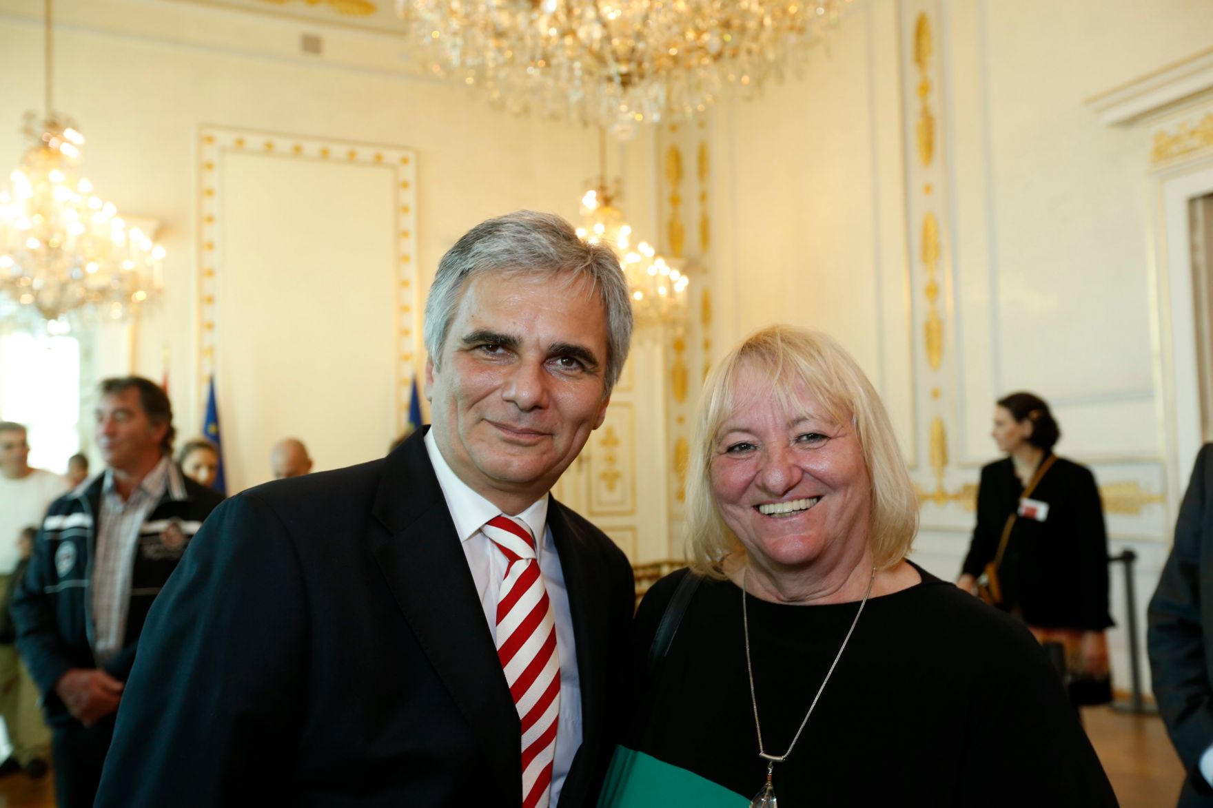 Am 26. Oktober 2013 empfing Bundeskanzler Werner Faymann im Rahmen des Nationalfeiertages Besucherinnen und Besucher im Bundeskanzleramt.