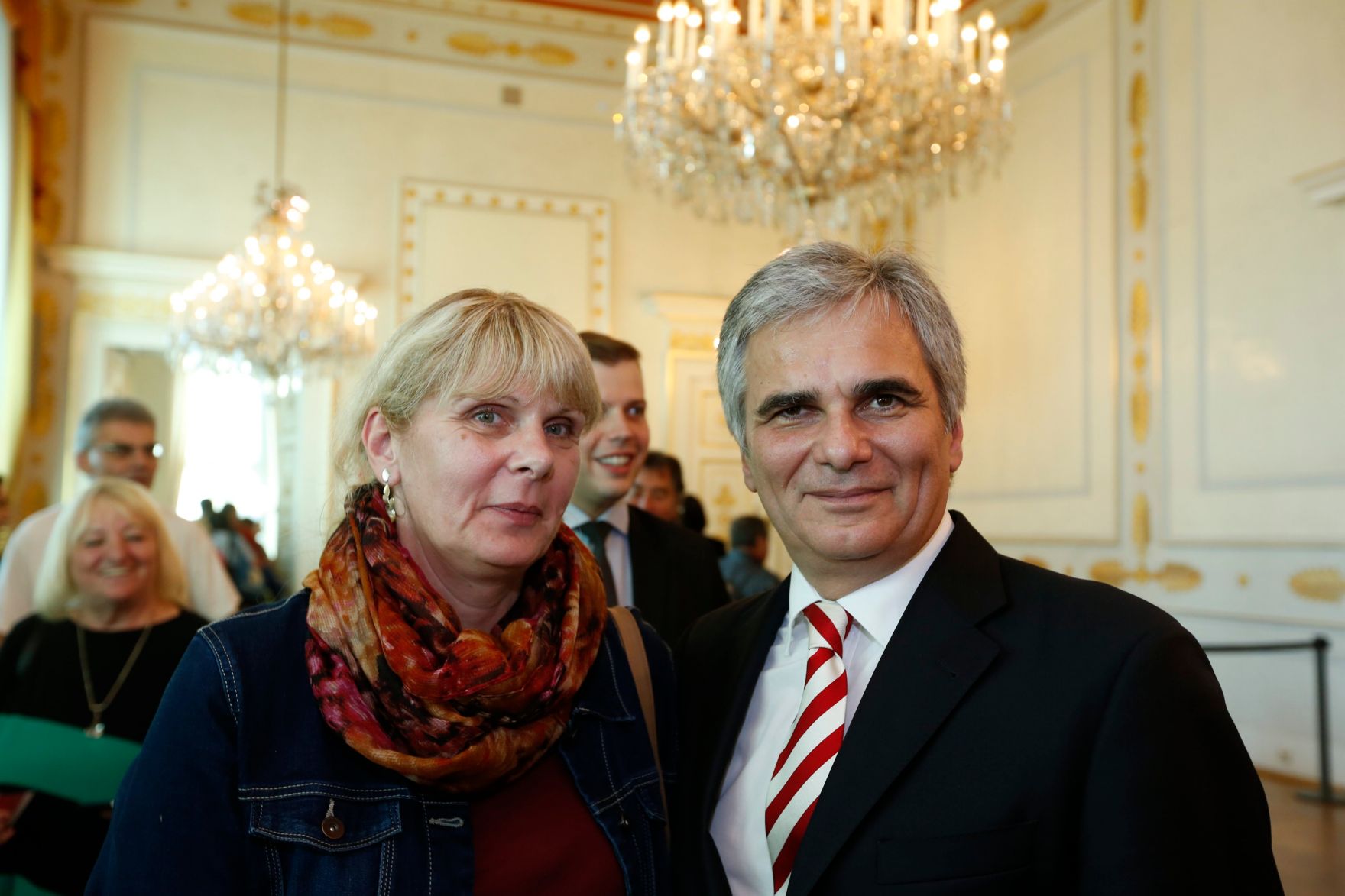 Am 26. Oktober 2013 empfing Bundeskanzler Werner Faymann im Rahmen des Nationalfeiertages Besucherinnen und Besucher im Bundeskanzleramt.