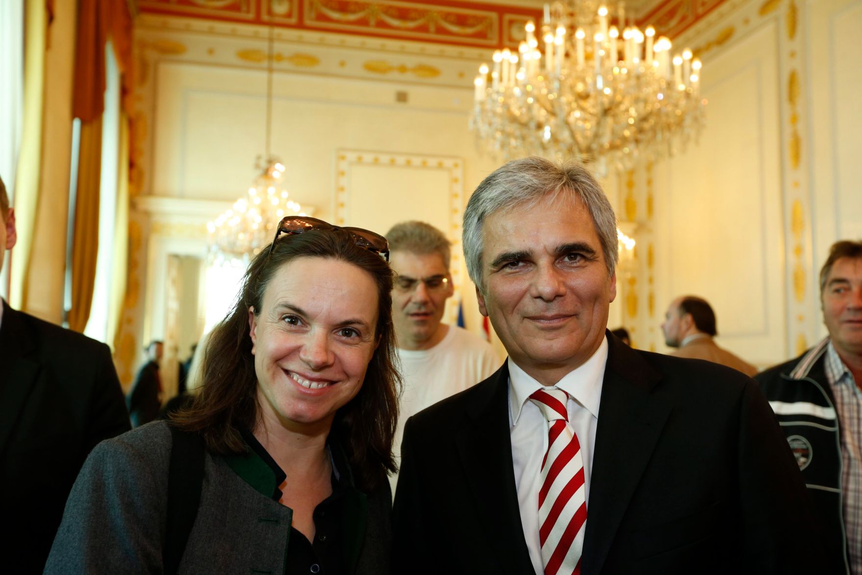 Am 26. Oktober 2013 empfing Bundeskanzler Werner Faymann im Rahmen des Nationalfeiertages Besucherinnen und Besucher im Bundeskanzleramt.