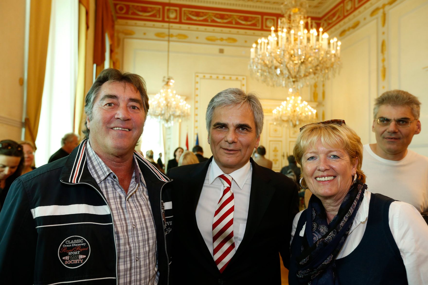 Am 26. Oktober 2013 empfing Bundeskanzler Werner Faymann im Rahmen des Nationalfeiertages Besucherinnen und Besucher im Bundeskanzleramt.