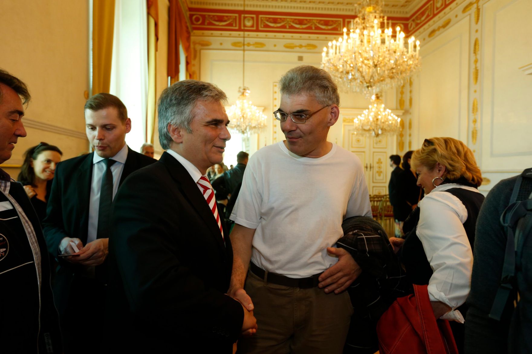 Am 26. Oktober 2013 empfing Bundeskanzler Werner Faymann im Rahmen des Nationalfeiertages Besucherinnen und Besucher im Bundeskanzleramt.