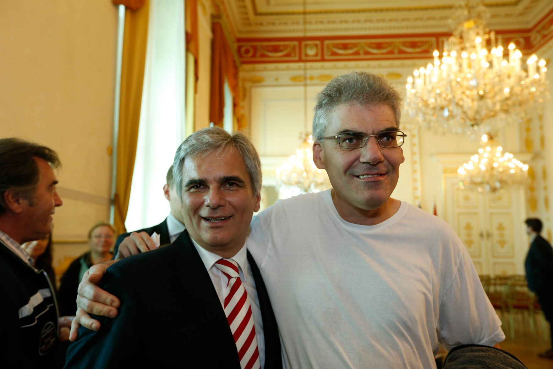 Am 26. Oktober 2013 empfing Bundeskanzler Werner Faymann im Rahmen des Nationalfeiertages Besucherinnen und Besucher im Bundeskanzleramt.
