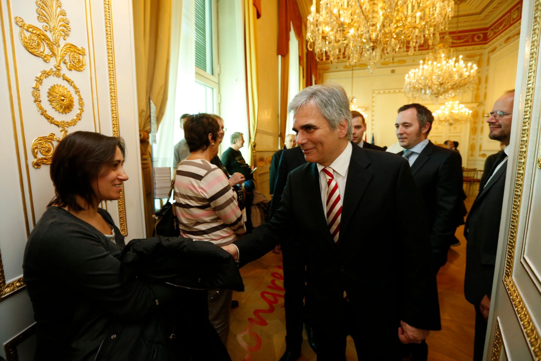 Am 26. Oktober 2013 empfing Bundeskanzler Werner Faymann im Rahmen des Nationalfeiertages Besucherinnen und Besucher im Bundeskanzleramt.