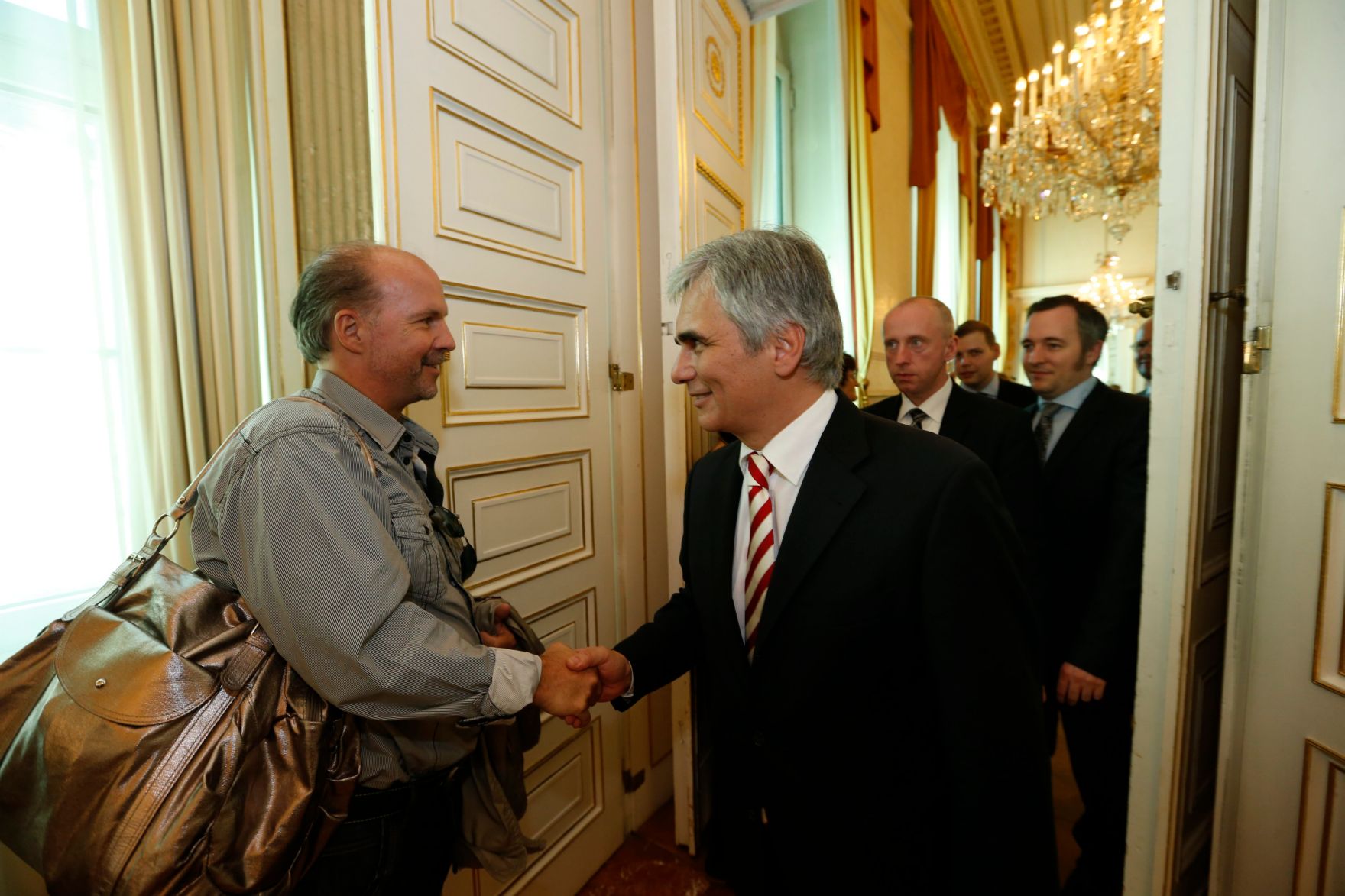 Am 26. Oktober 2013 empfing Bundeskanzler Werner Faymann im Rahmen des Nationalfeiertages Besucherinnen und Besucher im Bundeskanzleramt.
