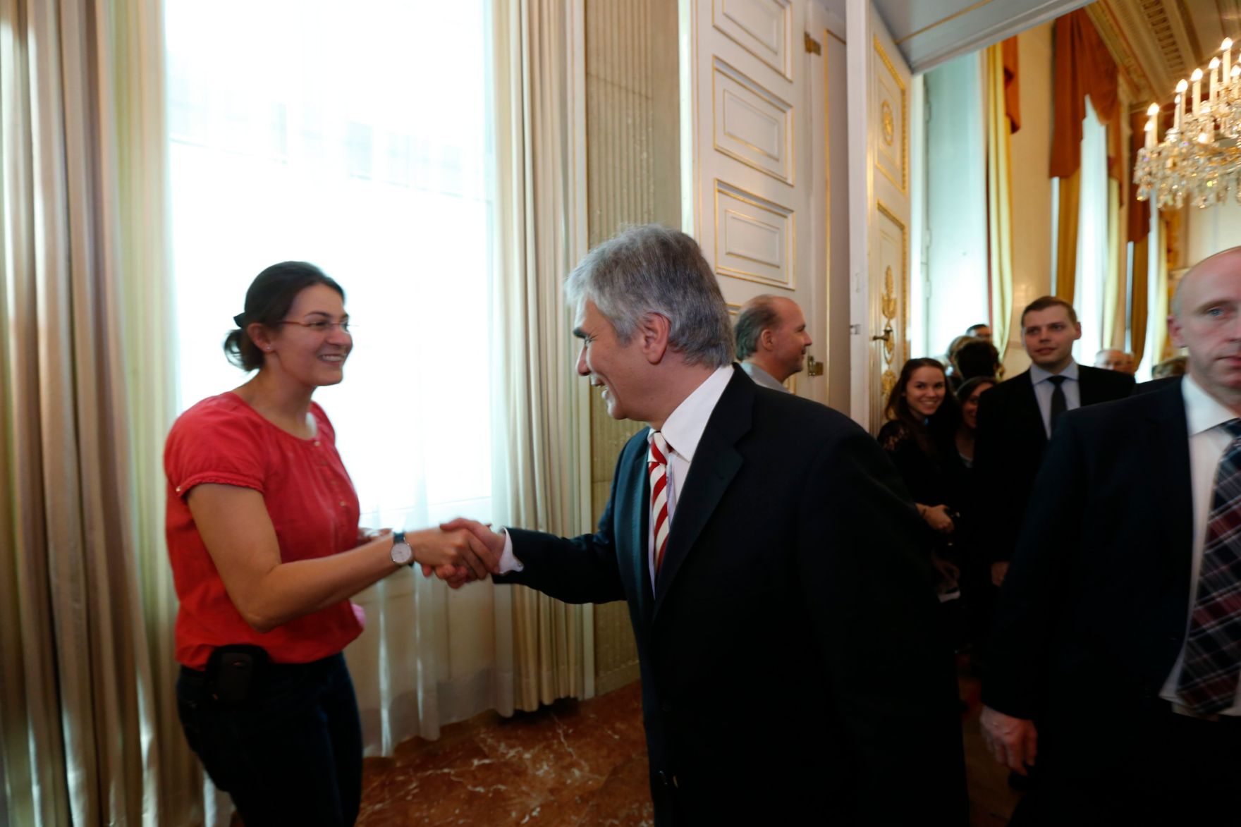Am 26. Oktober 2013 empfing Bundeskanzler Werner Faymann im Rahmen des Nationalfeiertages Besucherinnen und Besucher im Bundeskanzleramt.