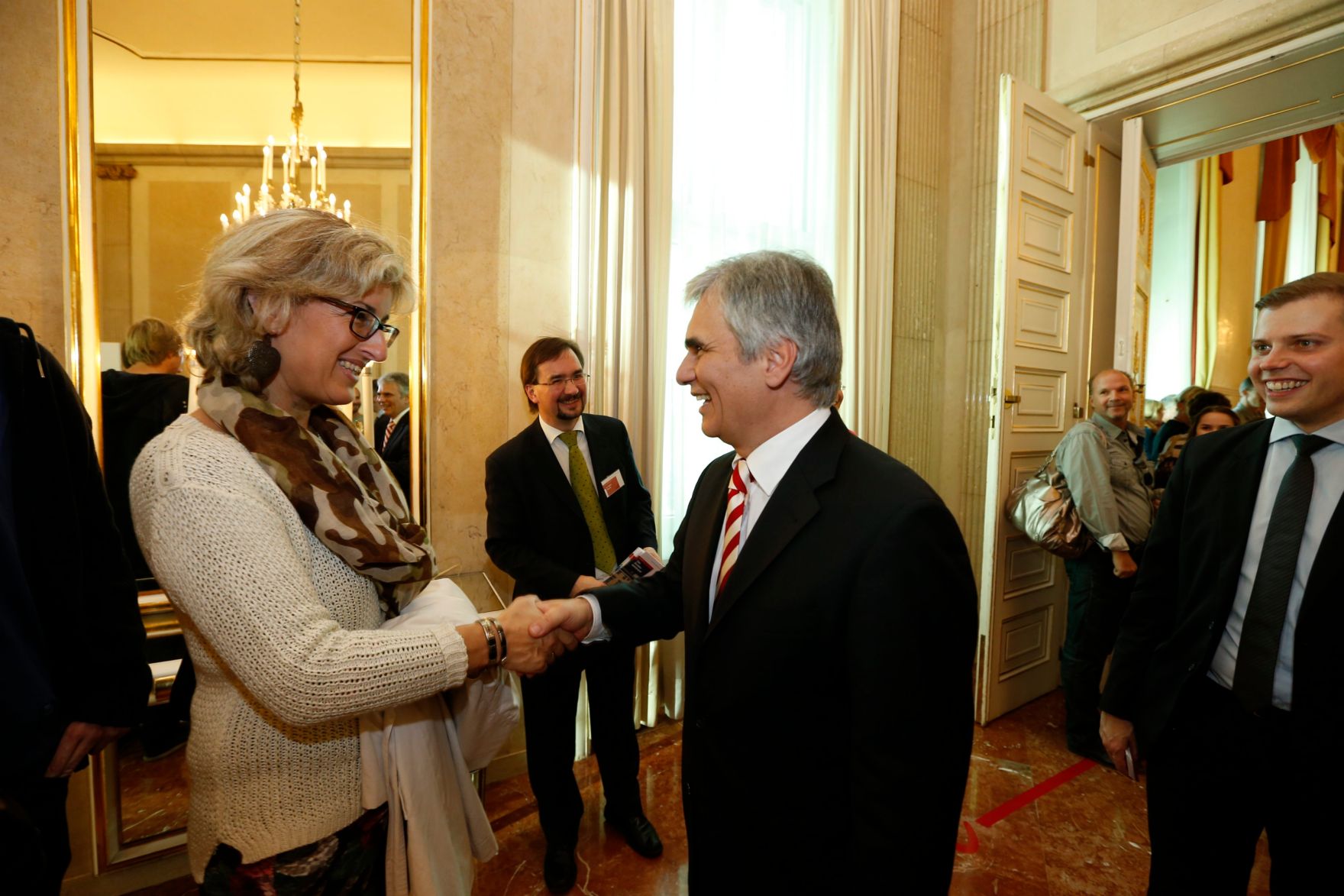 Am 26. Oktober 2013 empfing Bundeskanzler Werner Faymann im Rahmen des Nationalfeiertages Besucherinnen und Besucher im Bundeskanzleramt.