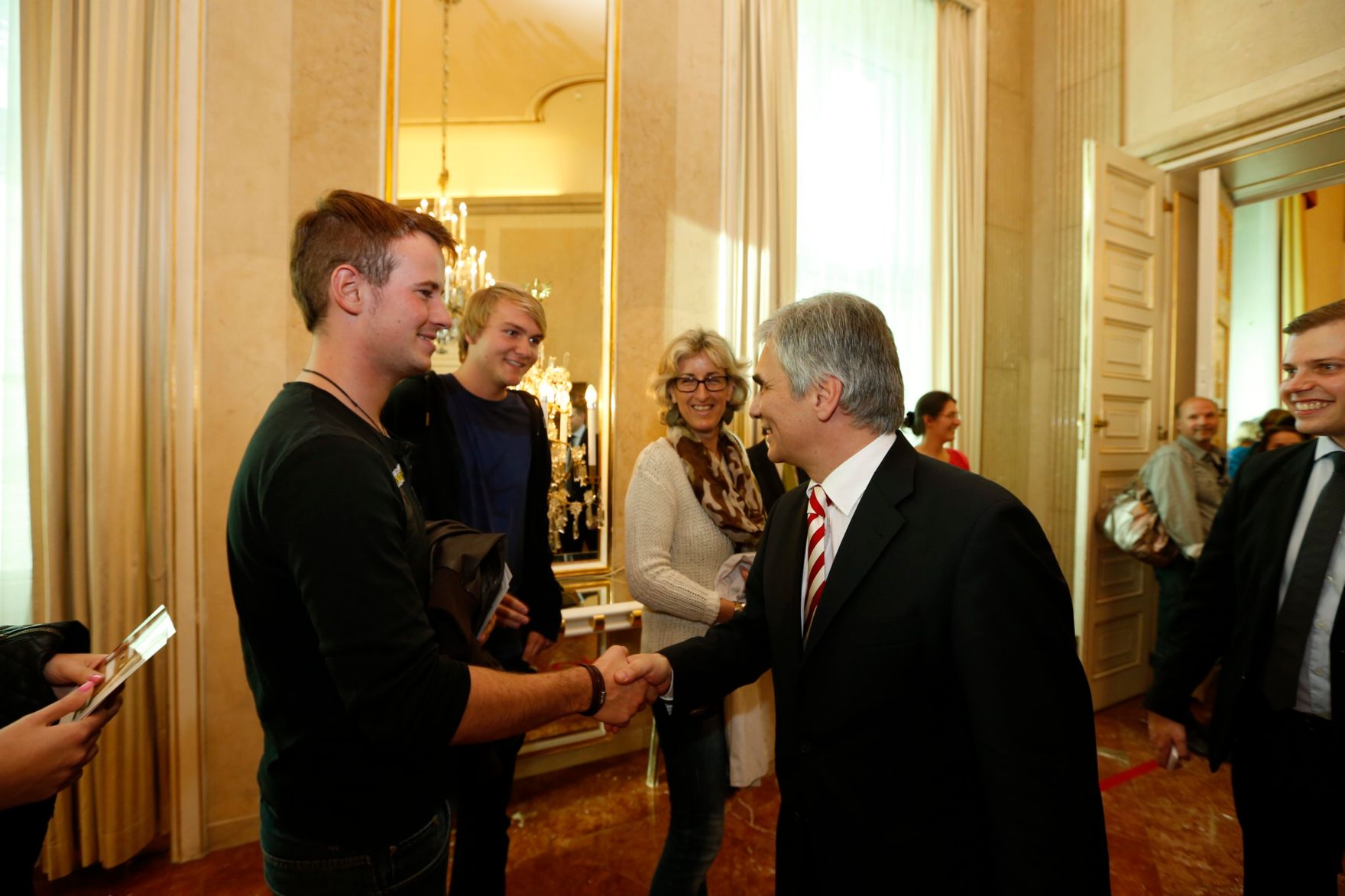 Am 26. Oktober 2013 empfing Bundeskanzler Werner Faymann im Rahmen des Nationalfeiertages Besucherinnen und Besucher im Bundeskanzleramt.
