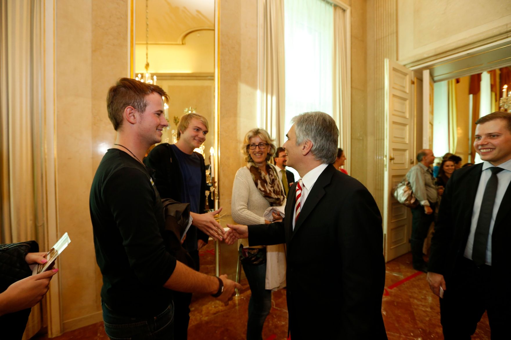 Am 26. Oktober 2013 empfing Bundeskanzler Werner Faymann im Rahmen des Nationalfeiertages Besucherinnen und Besucher im Bundeskanzleramt.